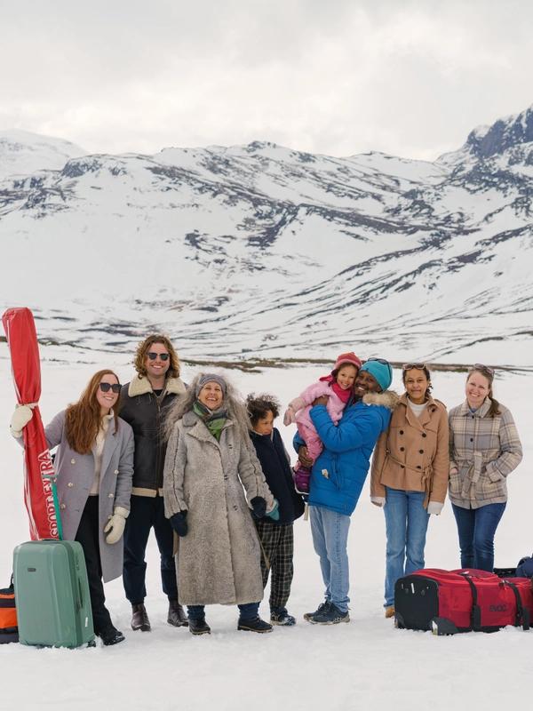 Mum, uncle, grandmother, niece, cousin, dad and nephew – the whole family are going on a holiday in the snowy mountains of Beitostølen in Norway