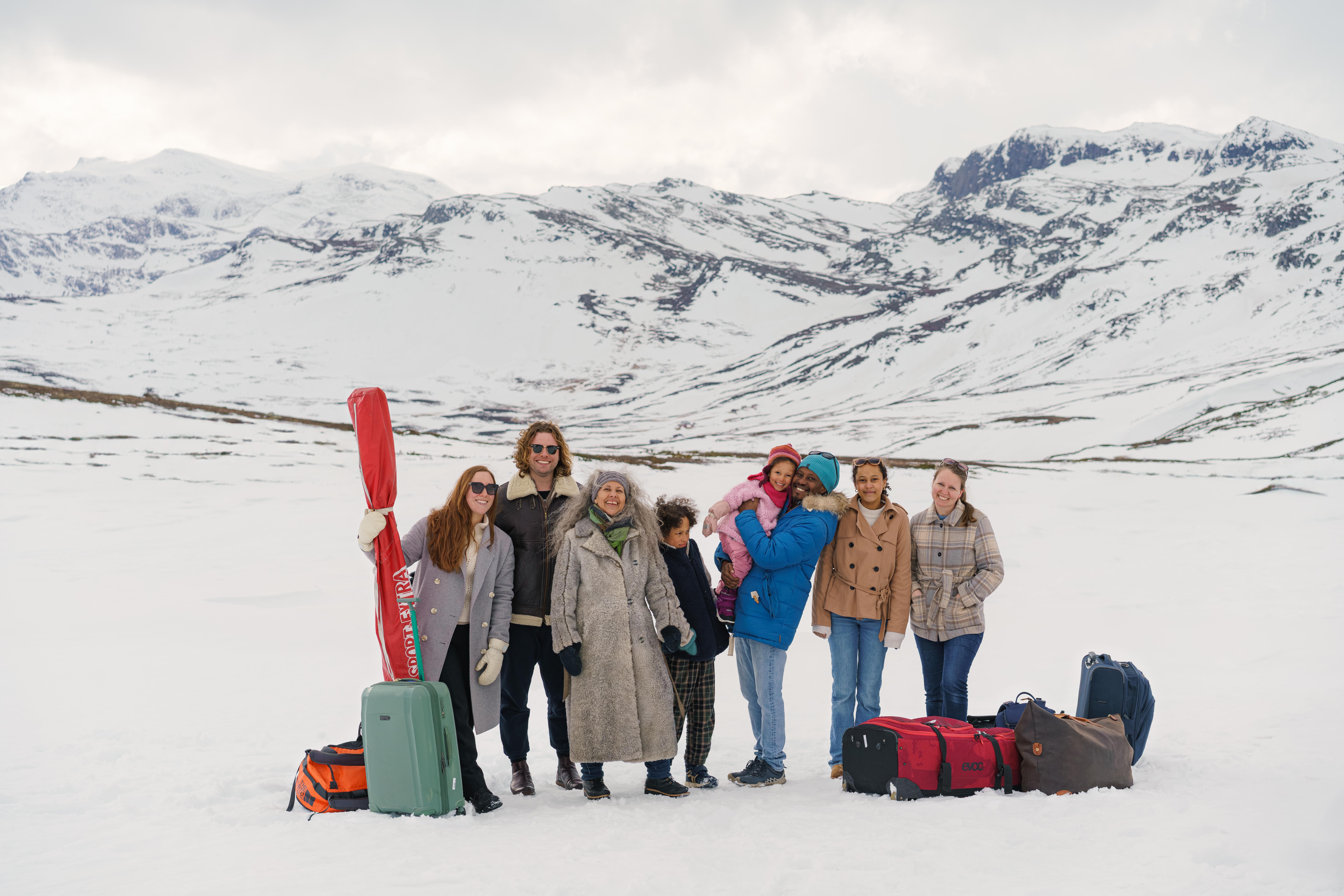 Mum, uncle, grandmother, niece, cousin, dad and nephew – the whole family are going on a holiday in the snowy mountains of Beitostølen in Norway