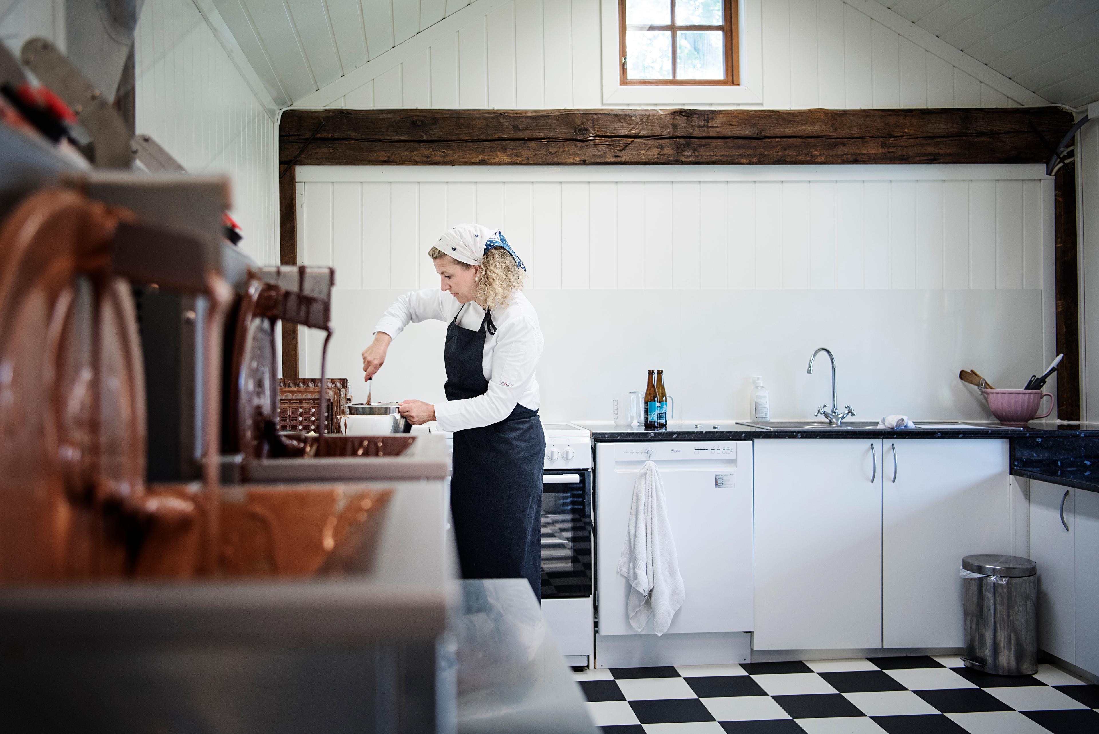 Trude makes pralina in Ålesund.