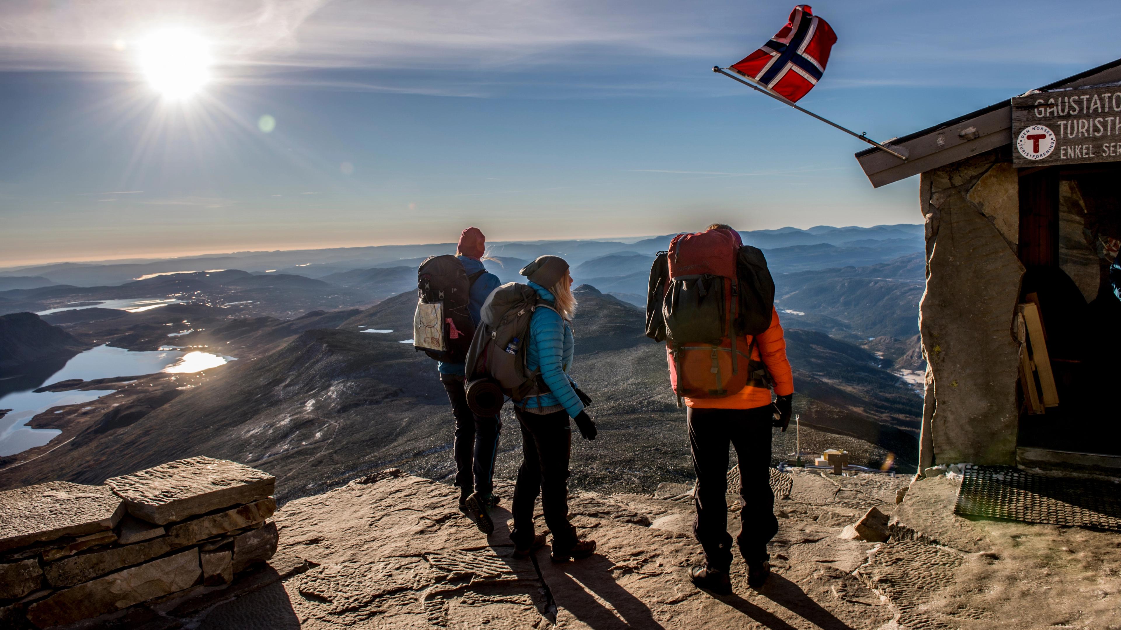 Människor som står på toppen av Gaustatoppen, nära Rjukan i Telemark, Østlandet
