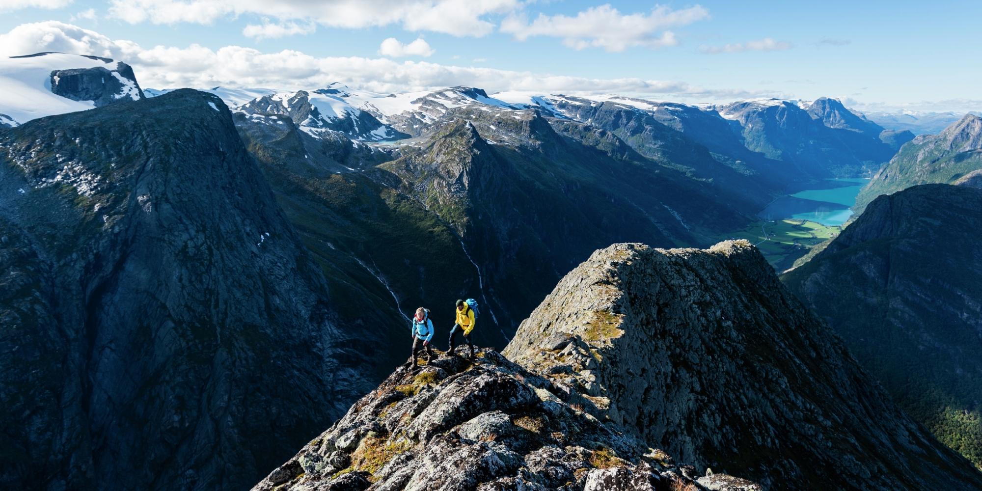 To mennesker går opp Kattanakken i Jostedalsbreen nasjonalpark på Vestlandet i Norge
