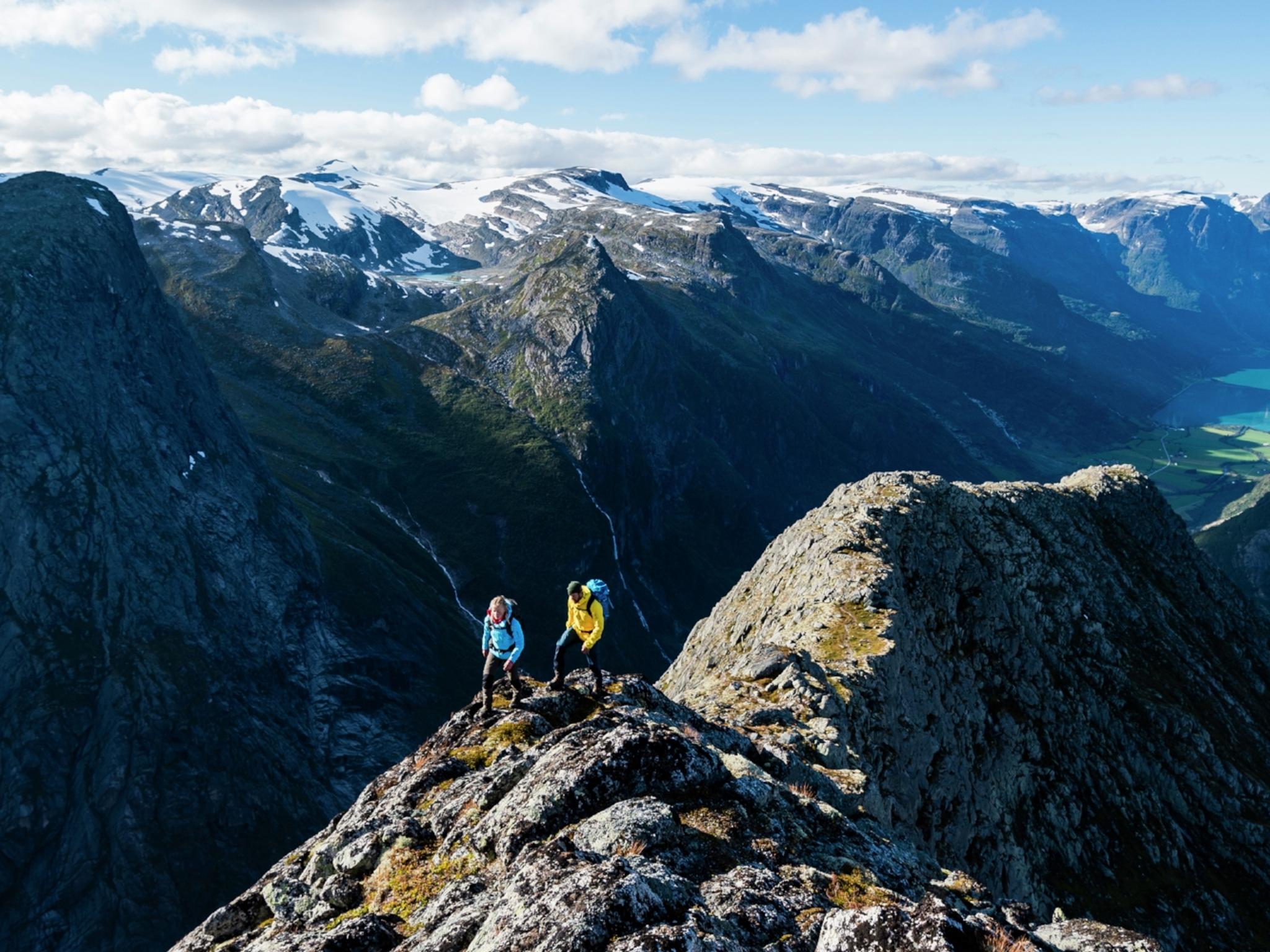 To mennesker går opp Kattanakken i Jostedalsbreen nasjonalpark på Vestlandet i Norge