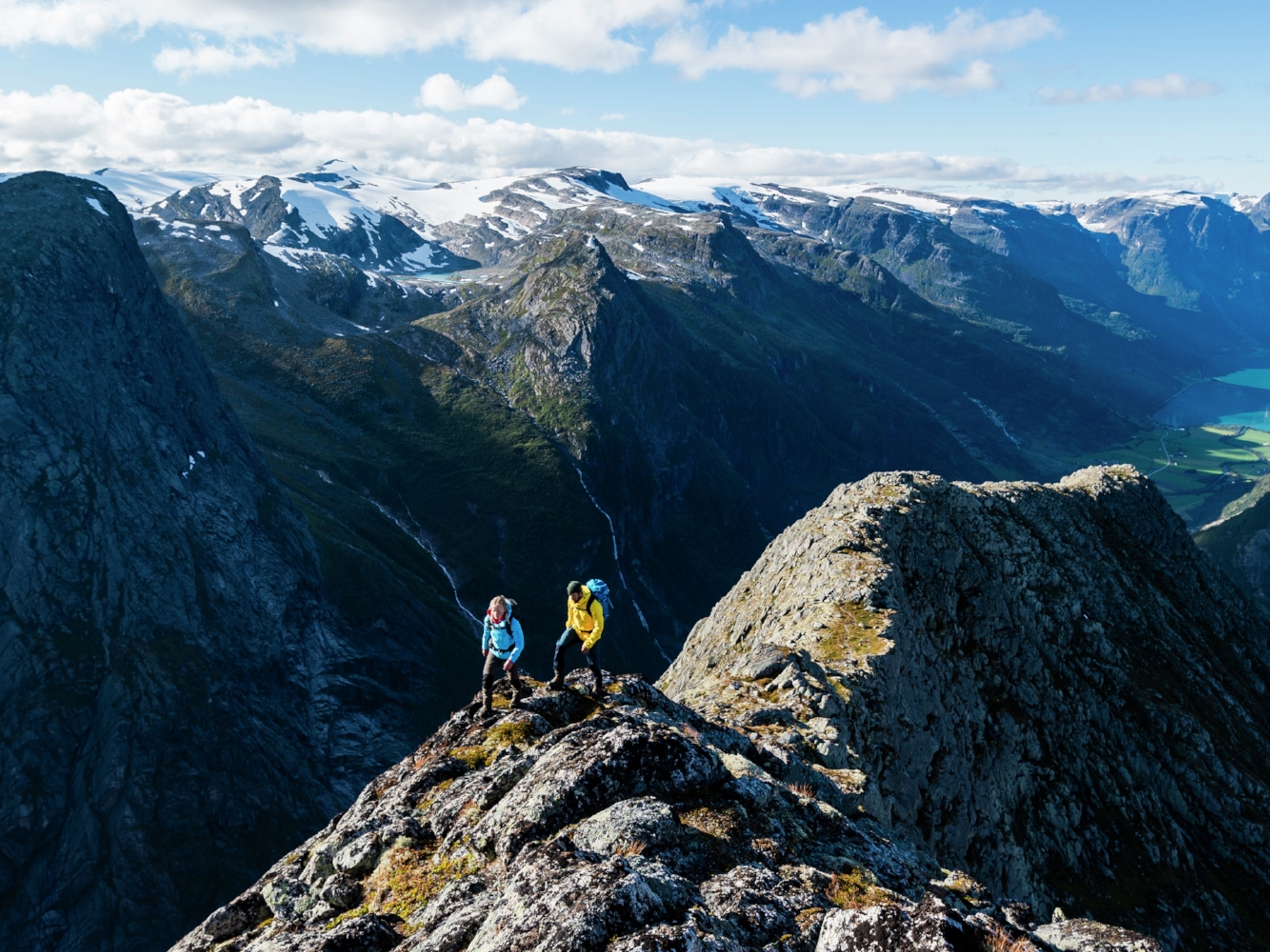 To mennesker går opp Kattanakken i Jostedalsbreen nasjonalpark på Vestlandet i Norge
