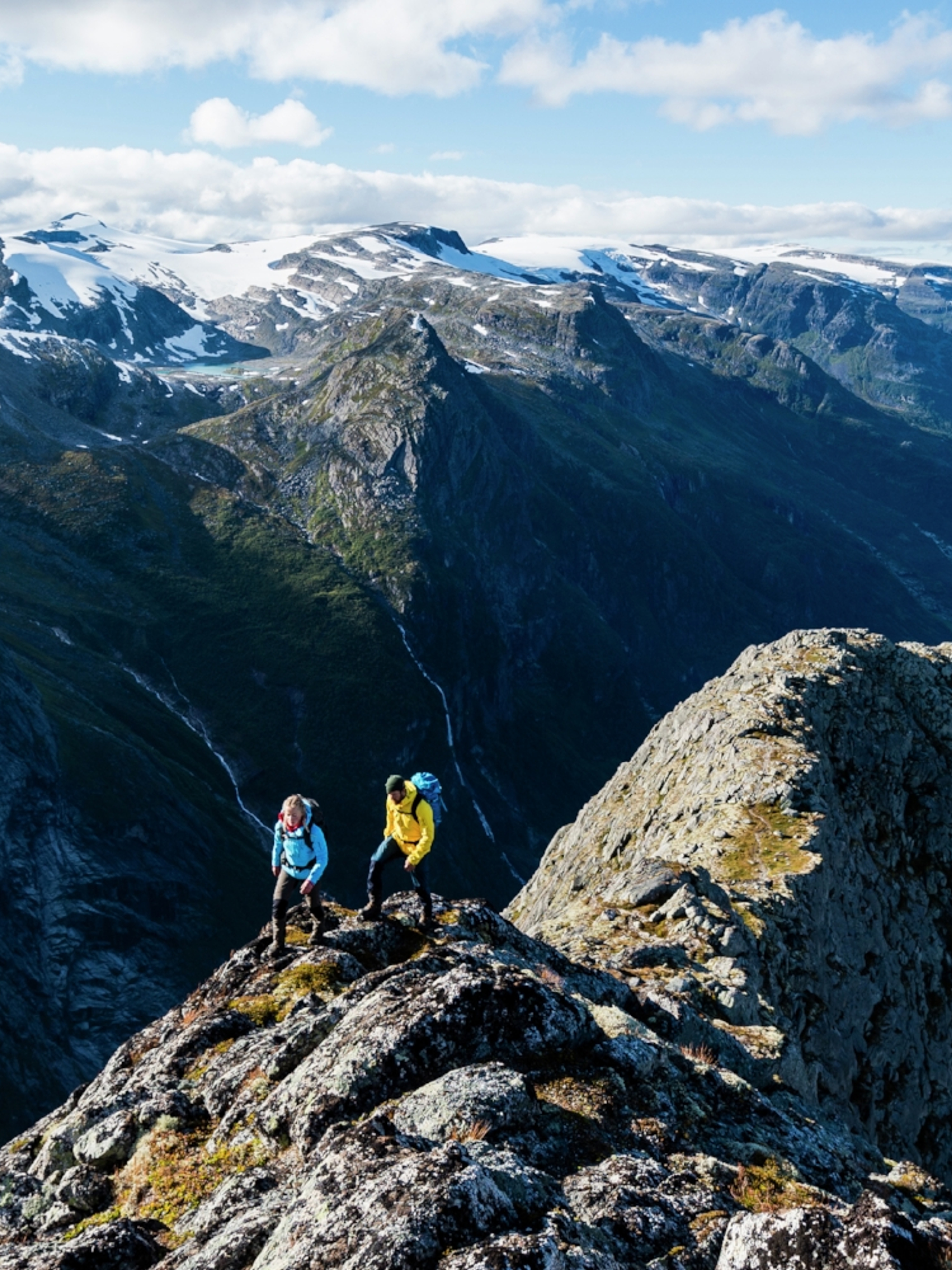 To mennesker går opp Kattanakken i Jostedalsbreen nasjonalpark på Vestlandet i Norge