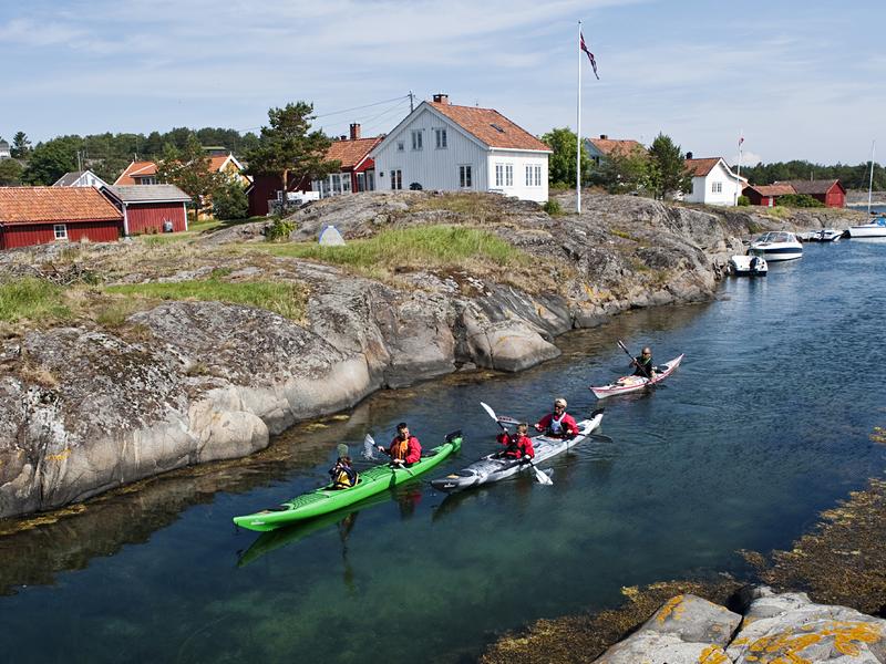 Sortie familiale en kayak dans l’archipel de Risør, en Norvège du Sud.