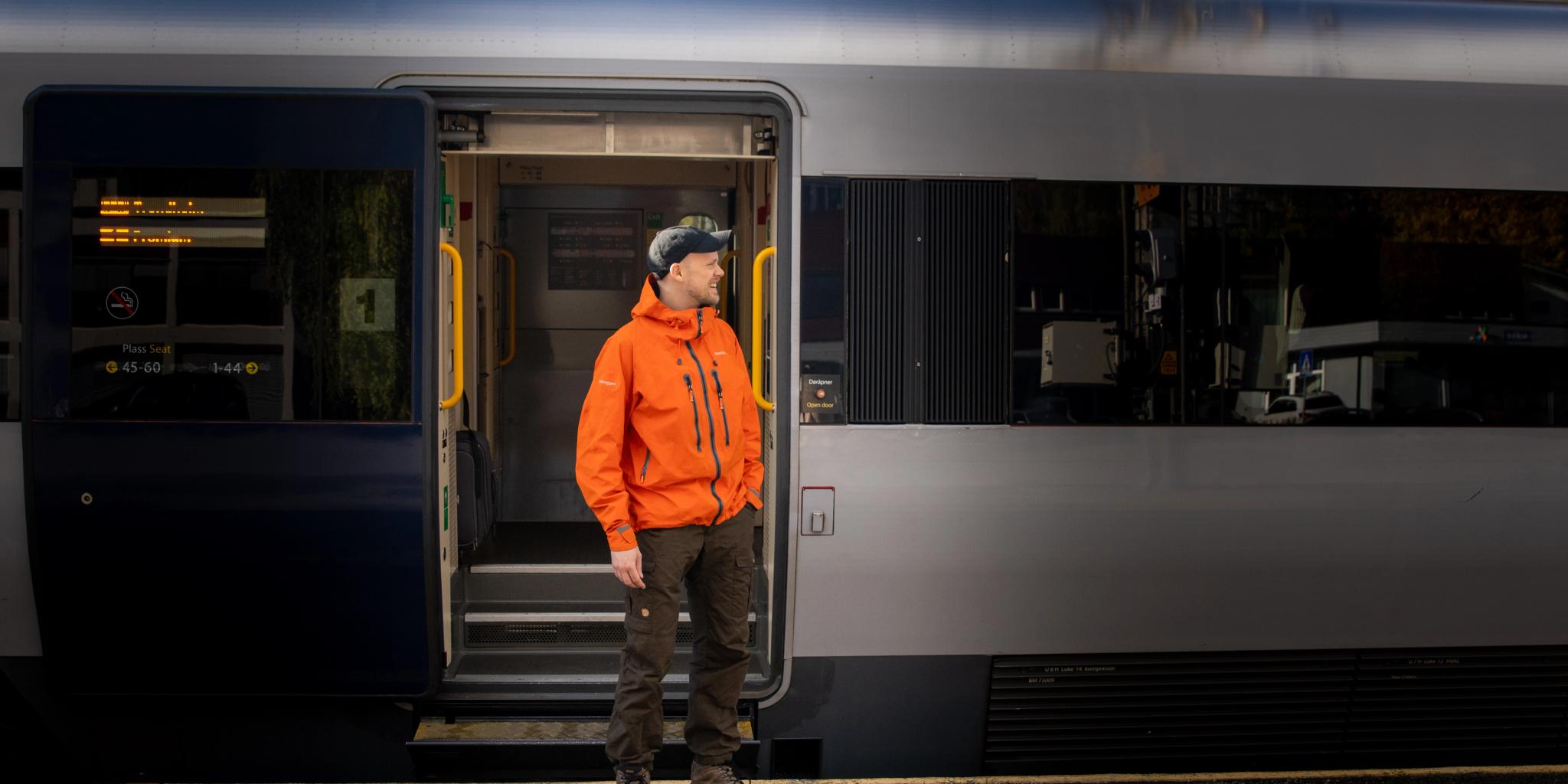 En mann går ombord på Dovrebanen