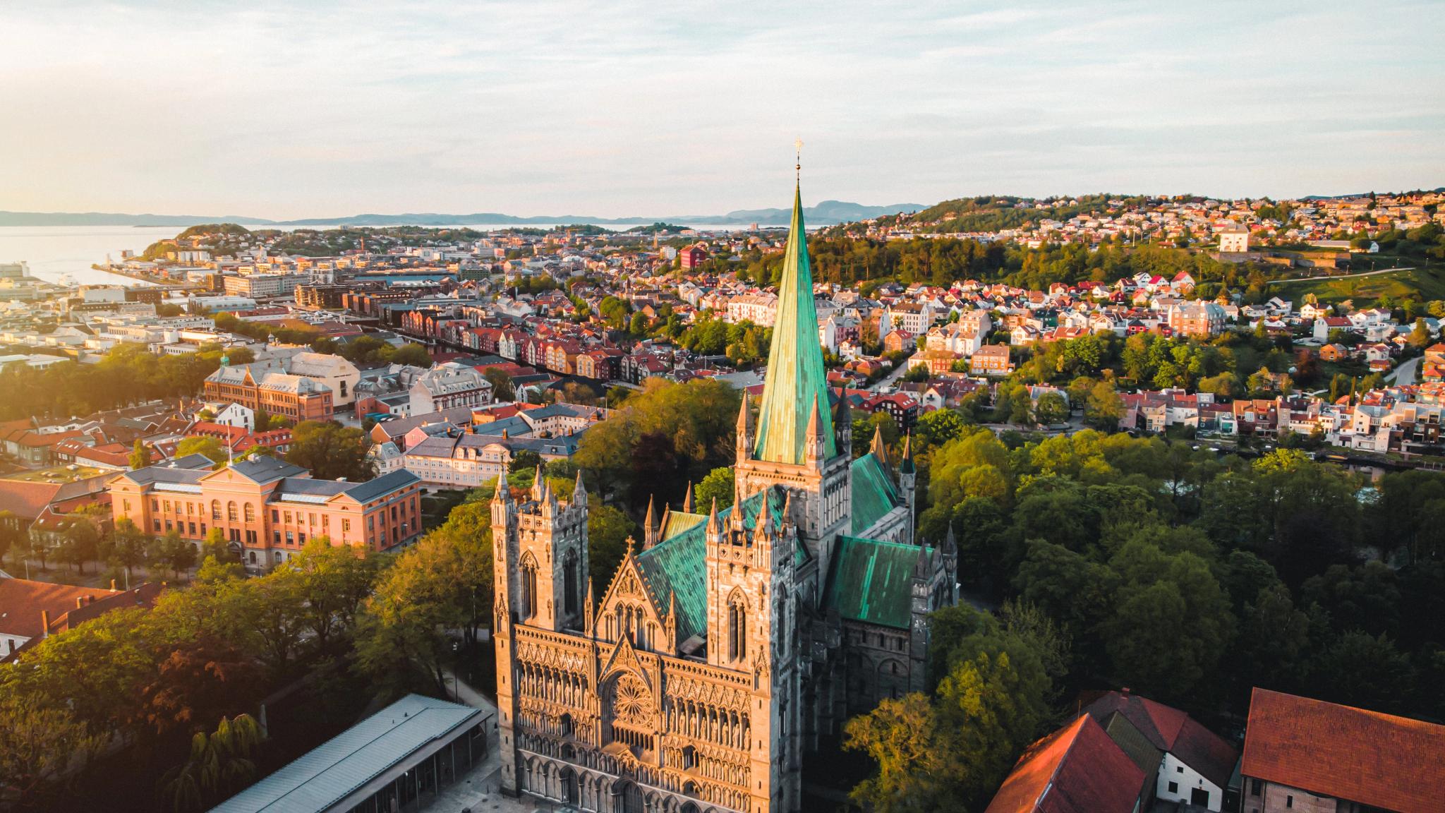 Nidarosdomen in afternoon sun