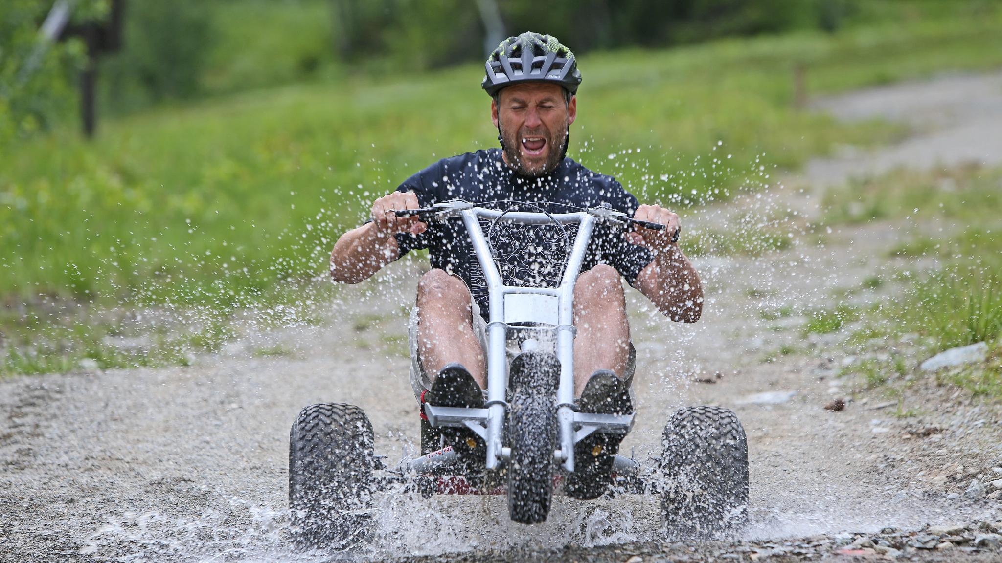 En mann kjører mountain cart i Hemsedal på Østlandet