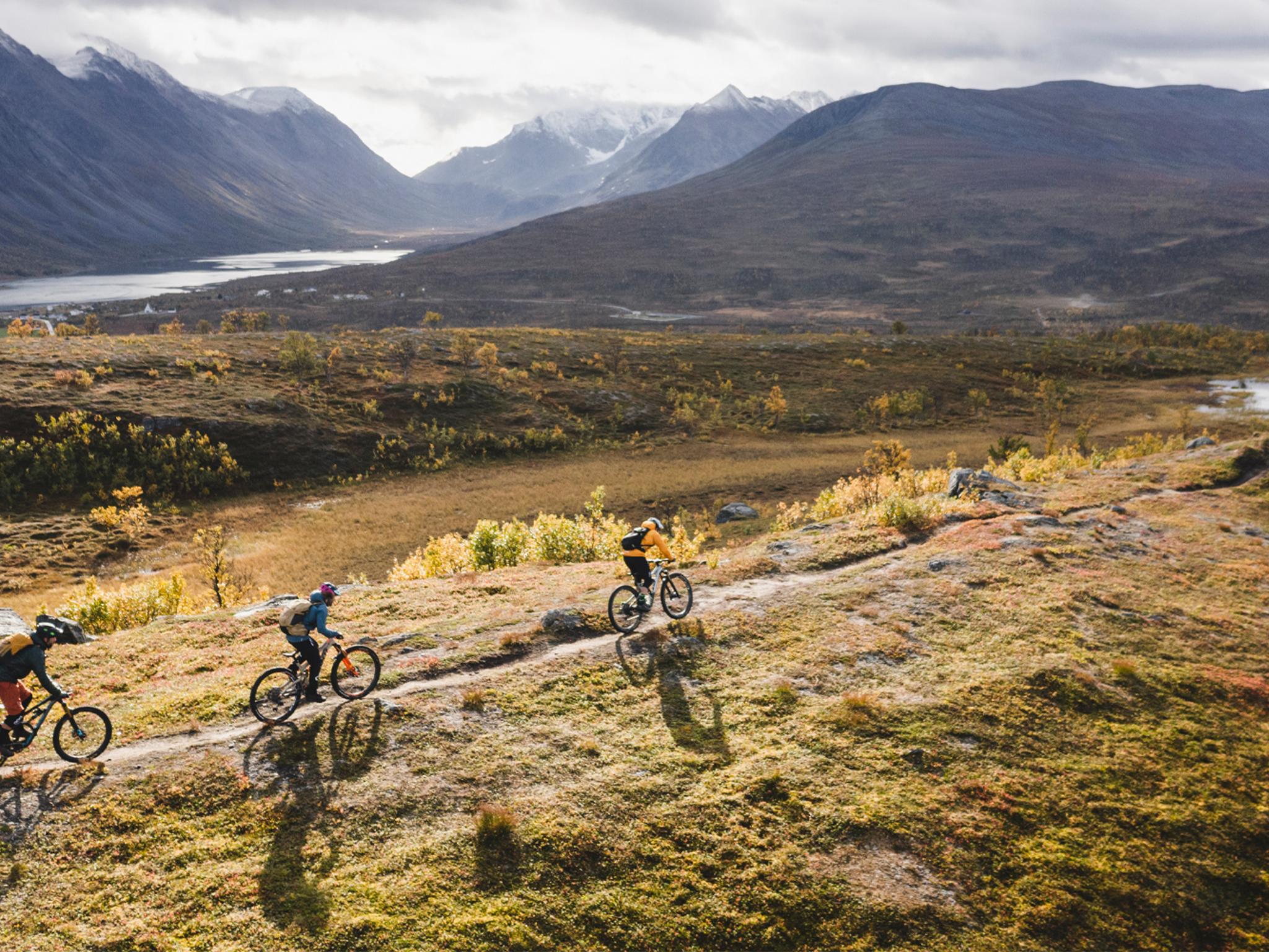 Drei Mountainbiker in der Region Lyngenfjord in Nordnorwegen