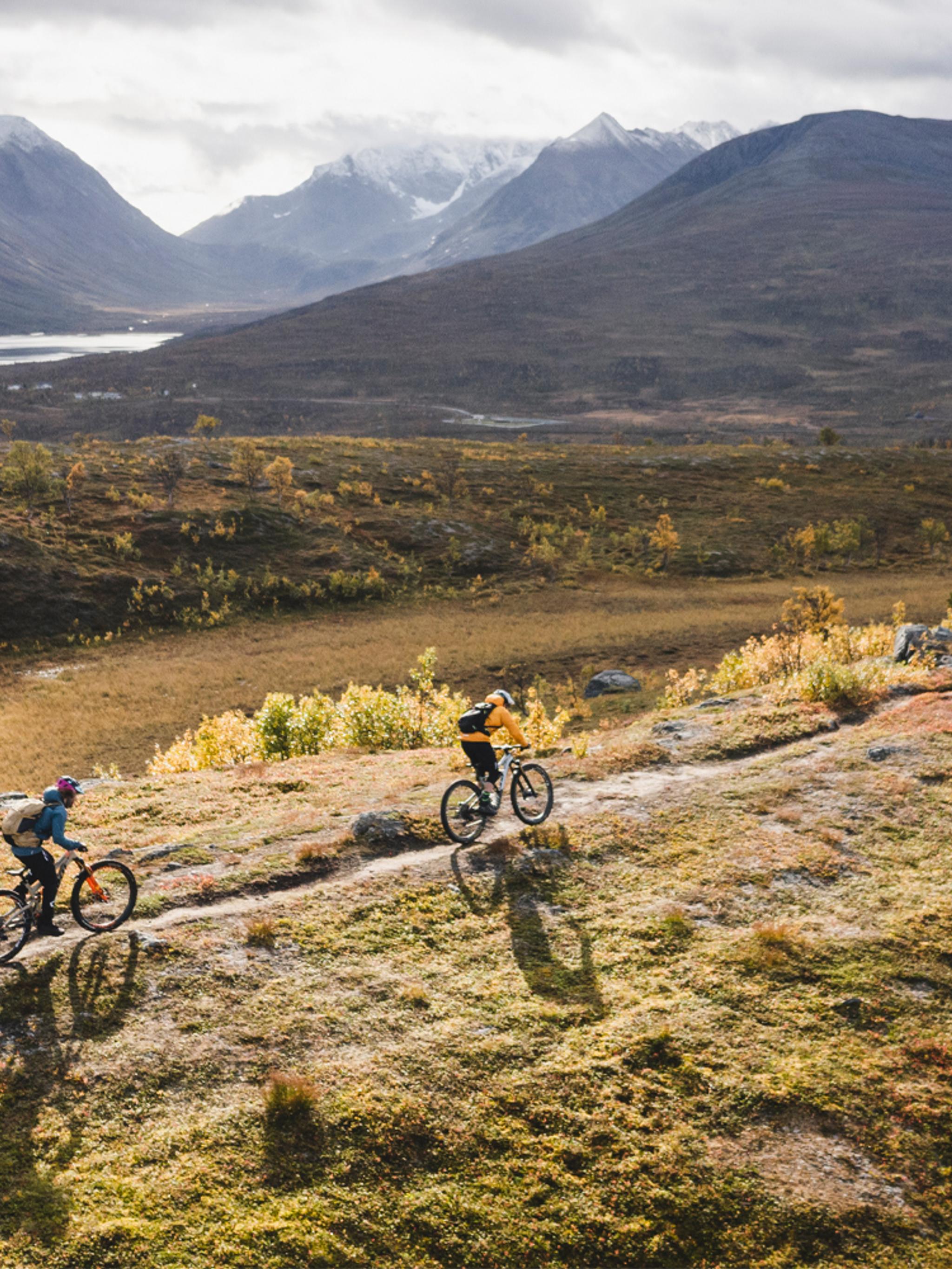 Drei Mountainbiker in der Region Lyngenfjord in Nordnorwegen