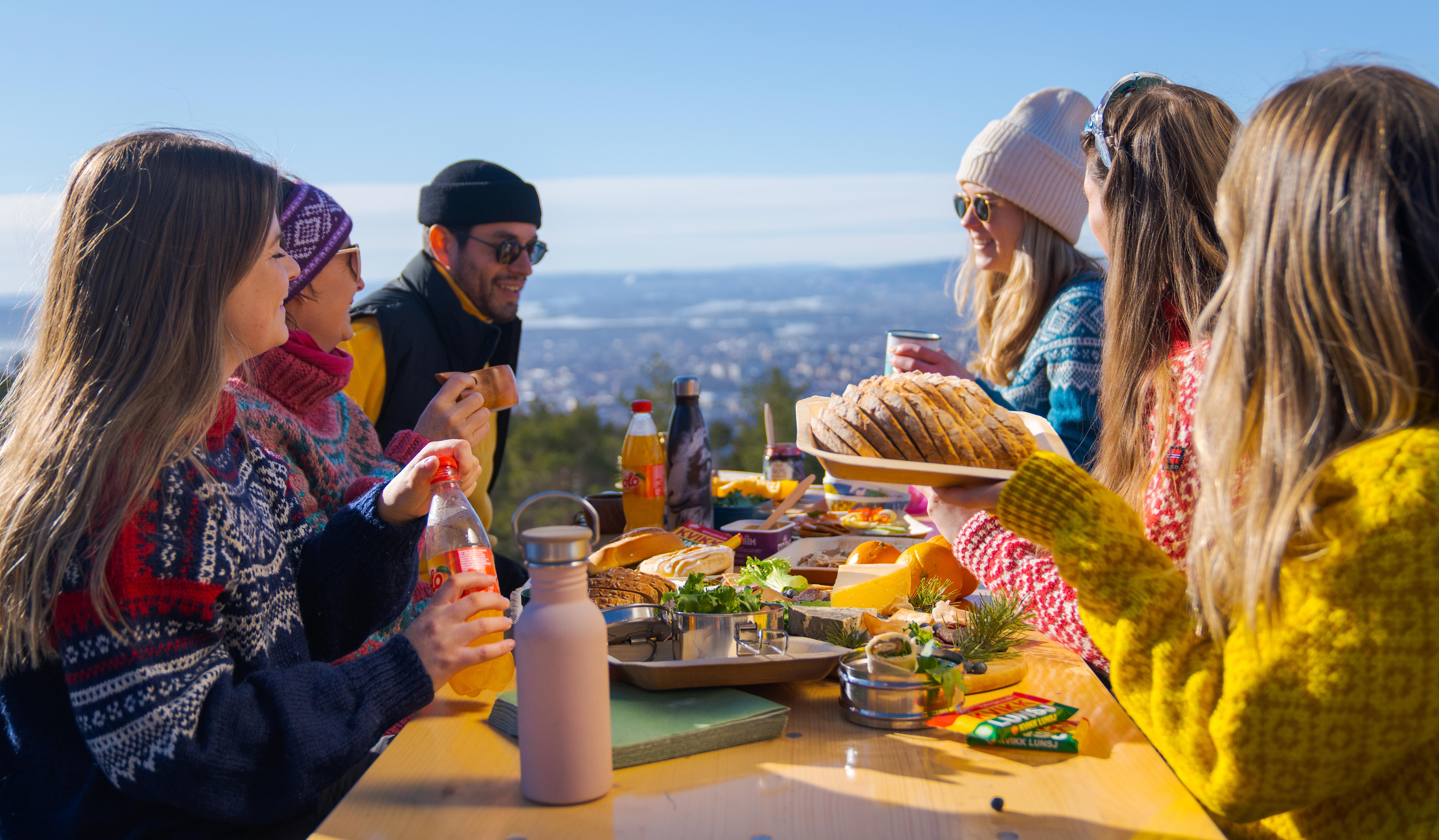 Venner spiser lunsj på Grefsenkollen i Oslo