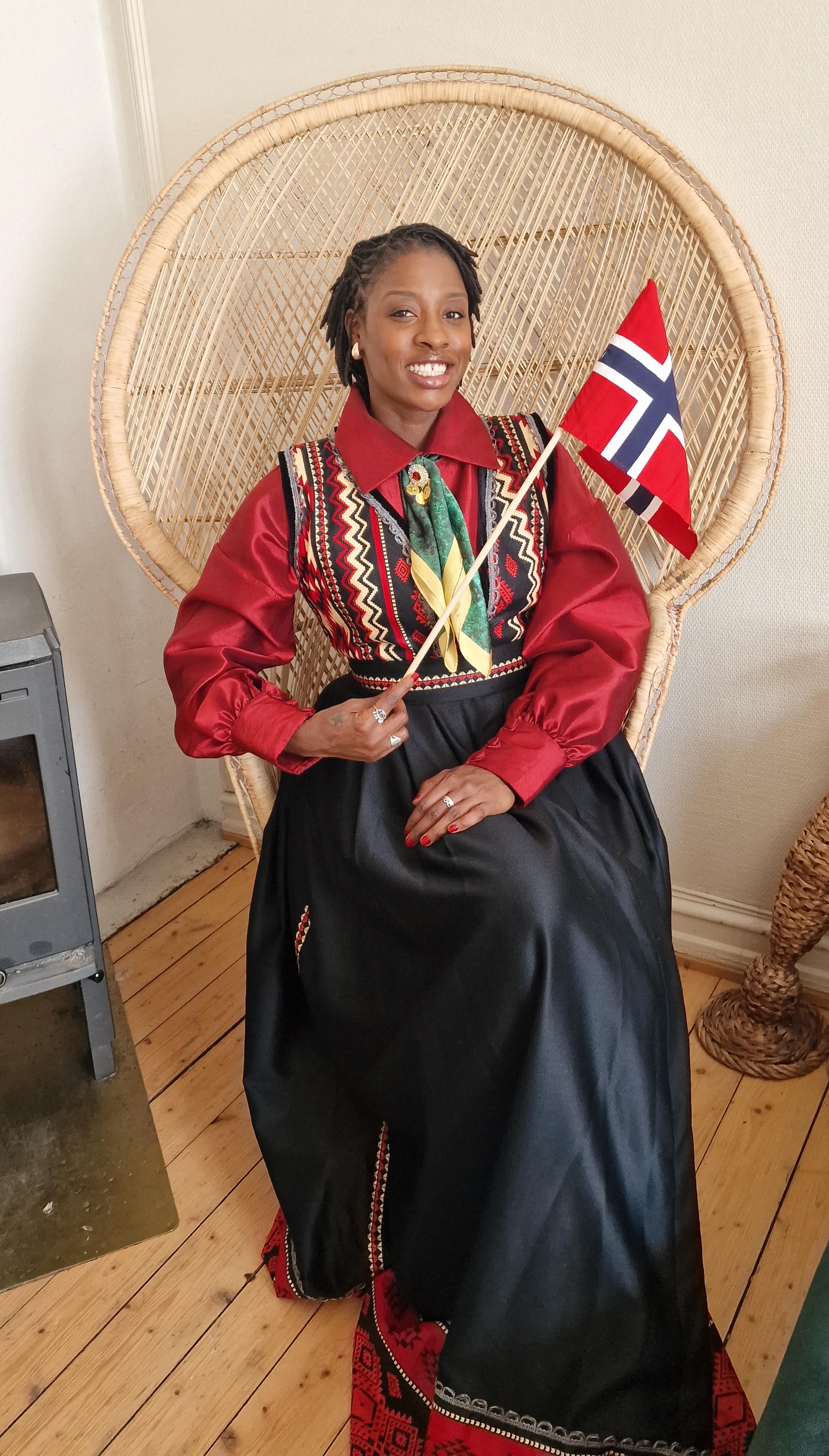 En kvinne i en festdrakt.