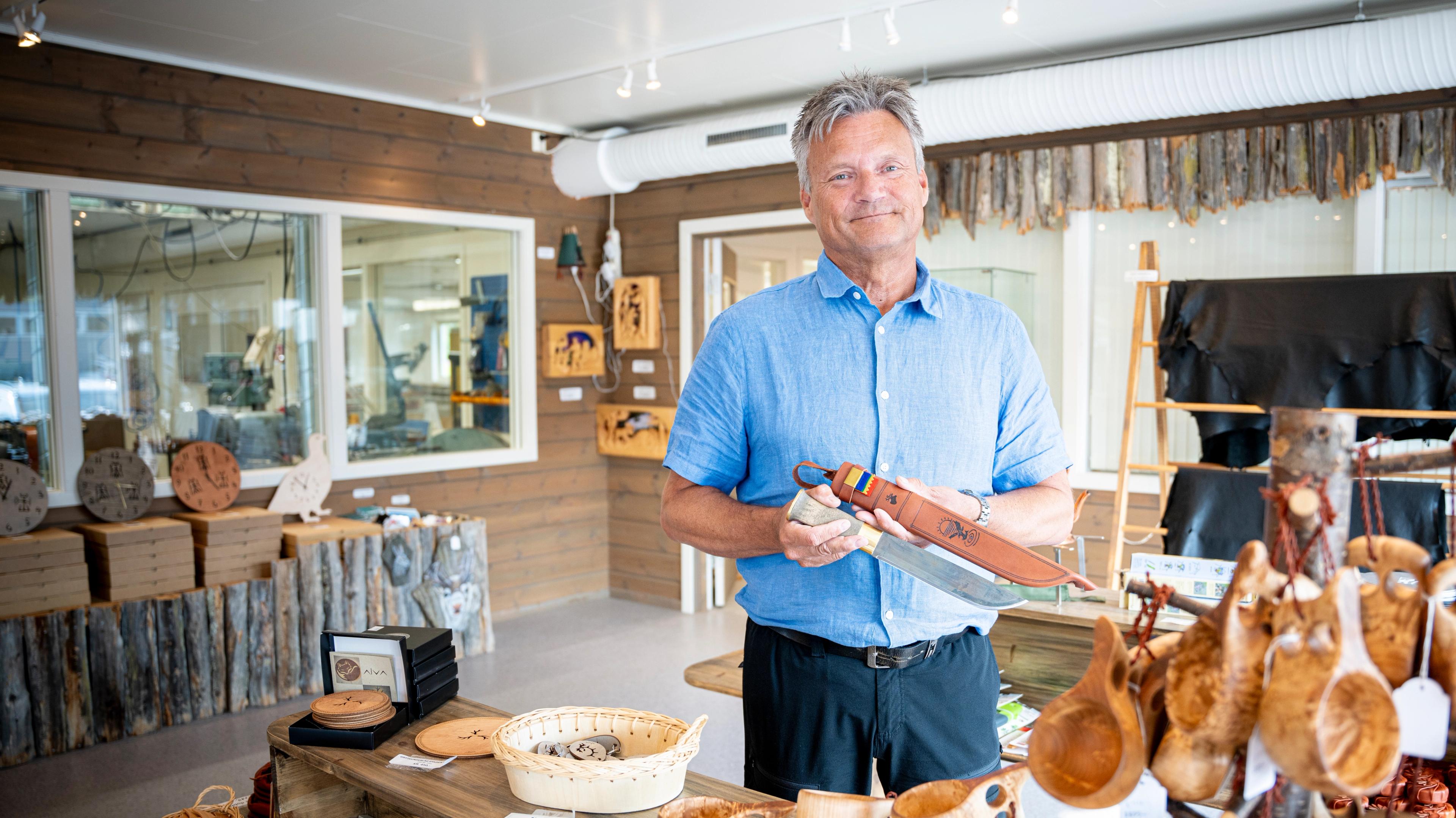 Steve Strømeng showing off the traditional Sami knife at Knivsmed Strømeng.