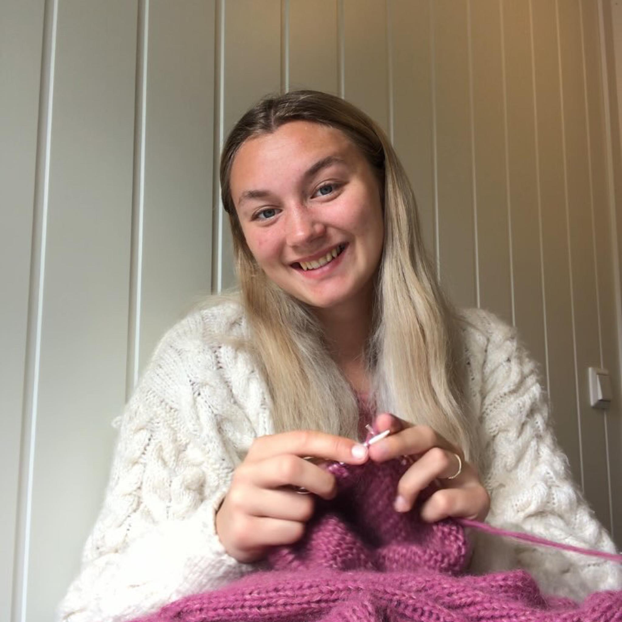 Tonje Hærnes Doseth knitting