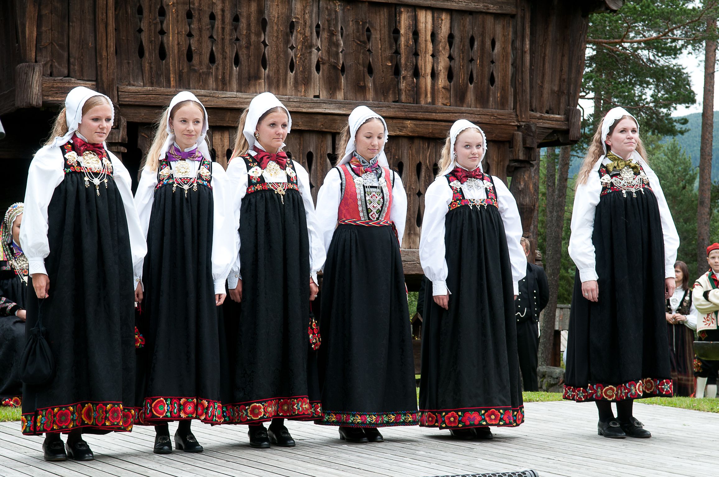 Girls wearing traditional costumes from Hallingdal