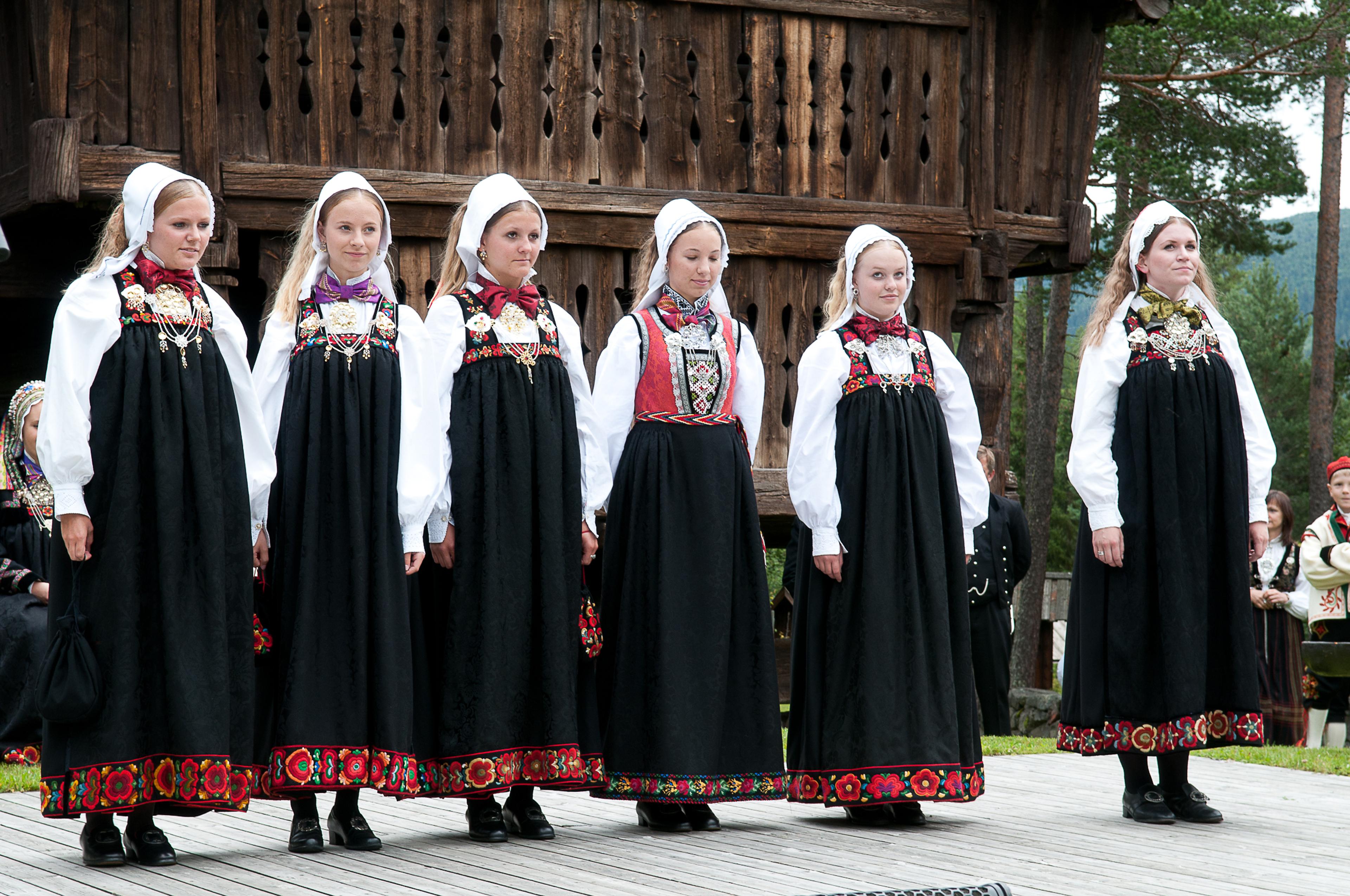Girls wearing traditional costumes from Hallingdal