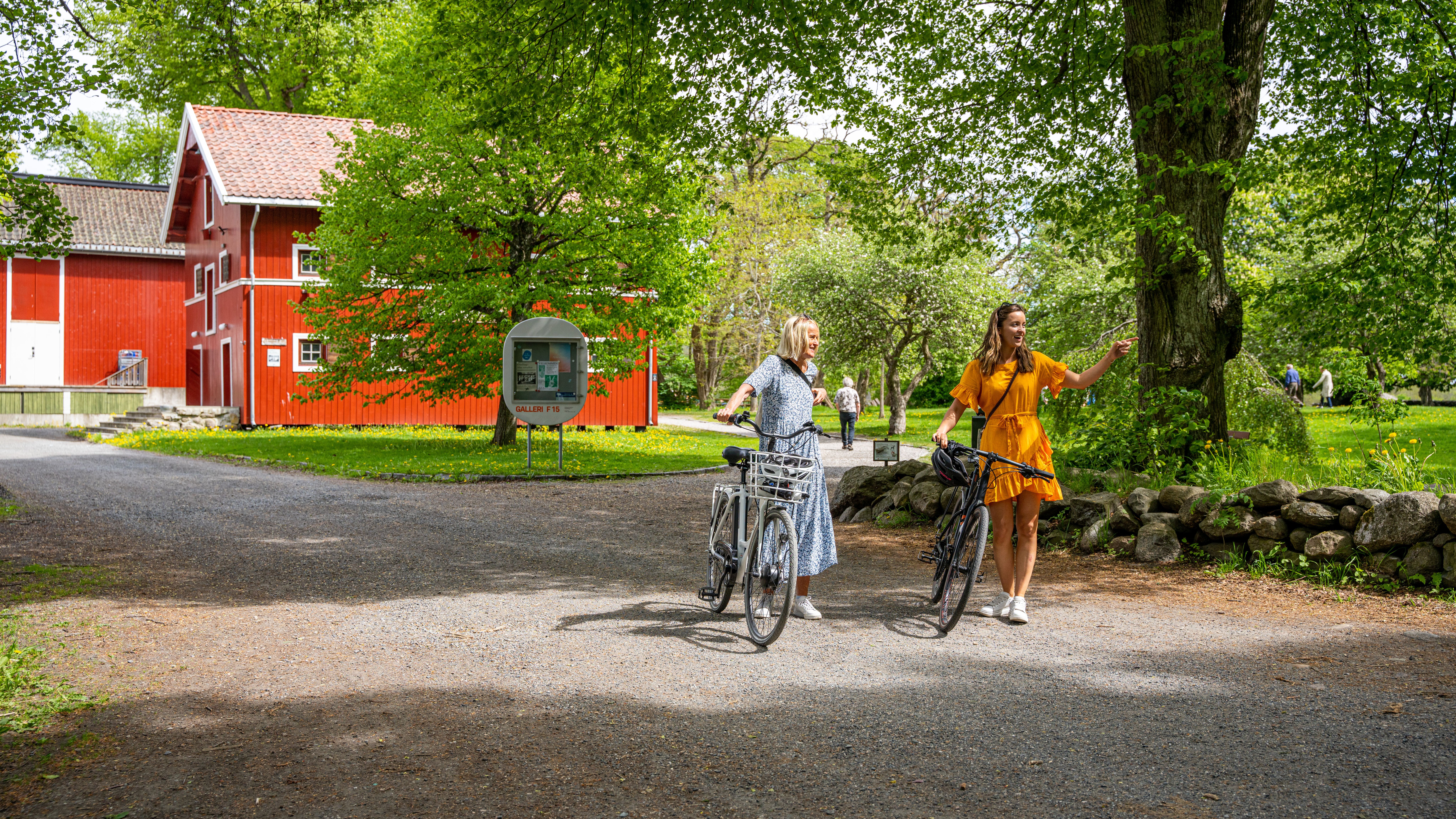 Two women with bikes outside Galleri F15 at Jeløy in Moss