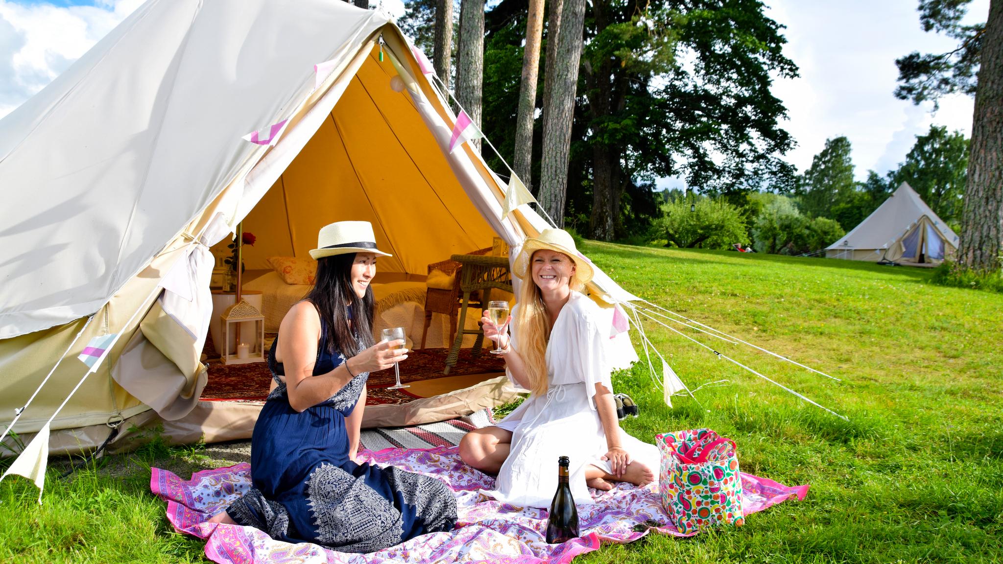 Två kvinnor på glamping i Hadeland, Østlandet, Norge