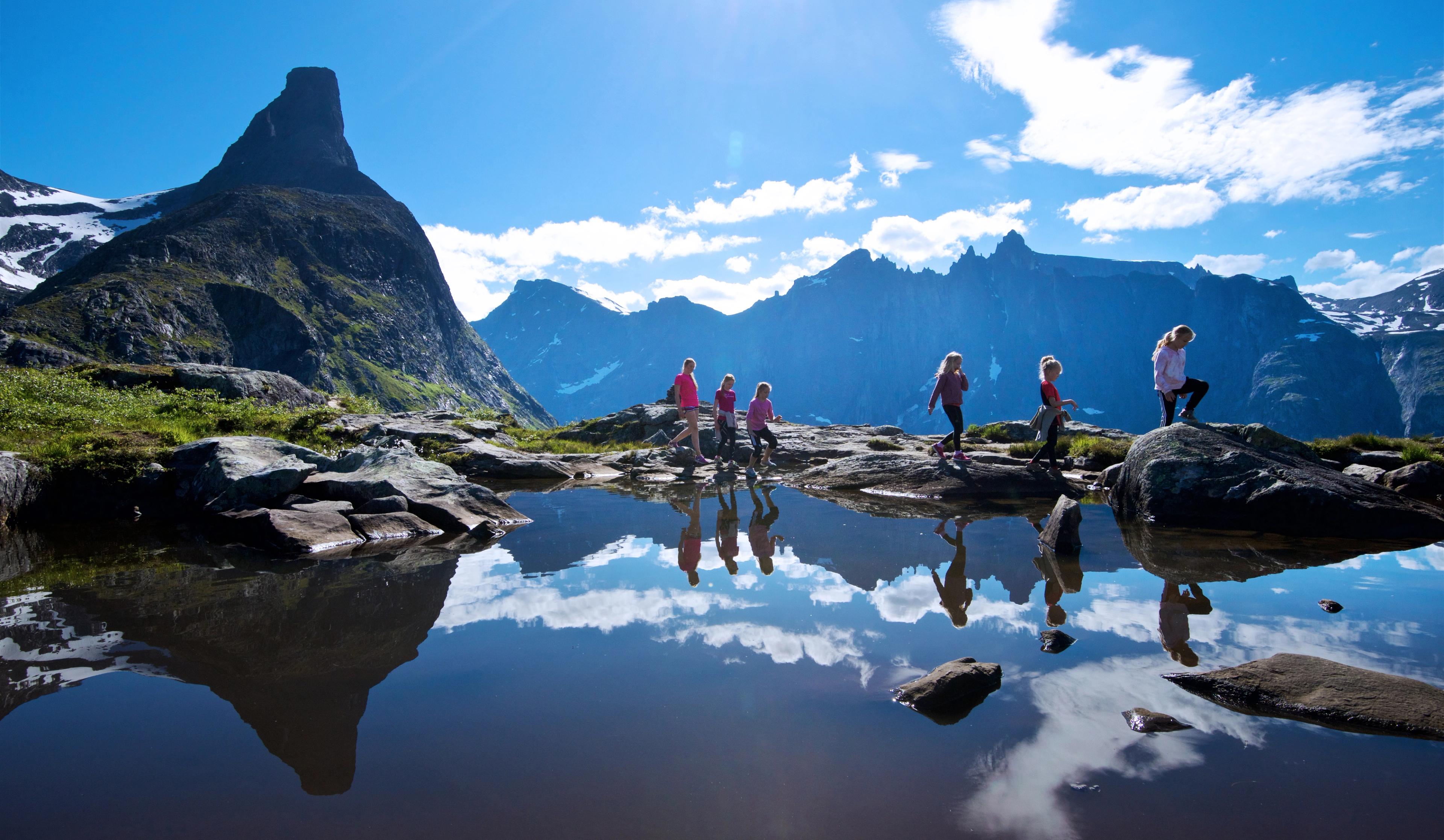 En grupp människor är på vandring på Litlefjellet i Åndalsnes i nordvästra Västnorge.