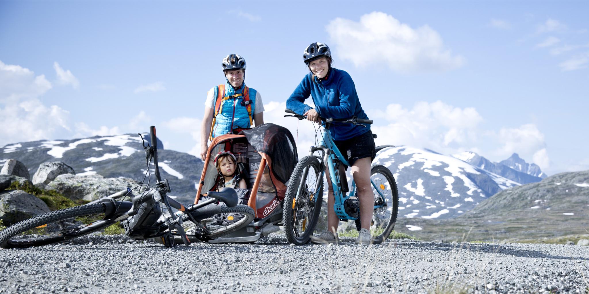 A family exploring Norway the green way on e-bikes from Hotel Aak