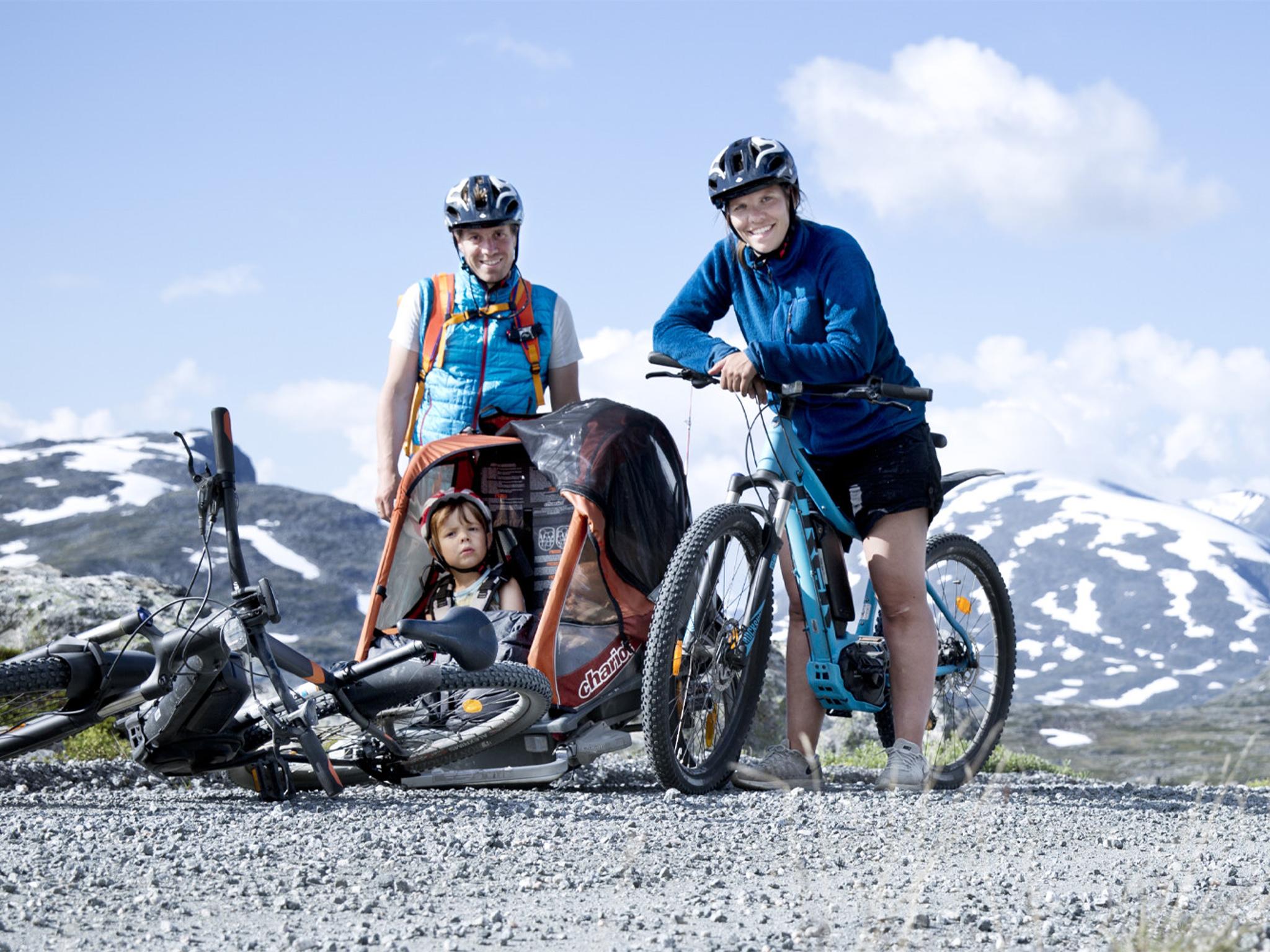 A family exploring Norway the green way on e-bikes from Hotel Aak
