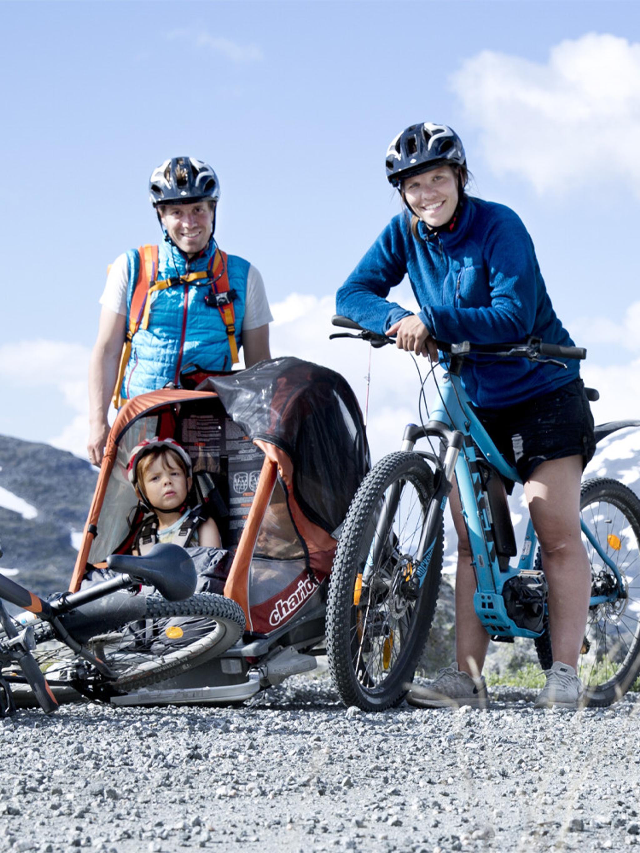 A family exploring Norway the green way on e-bikes from Hotel Aak