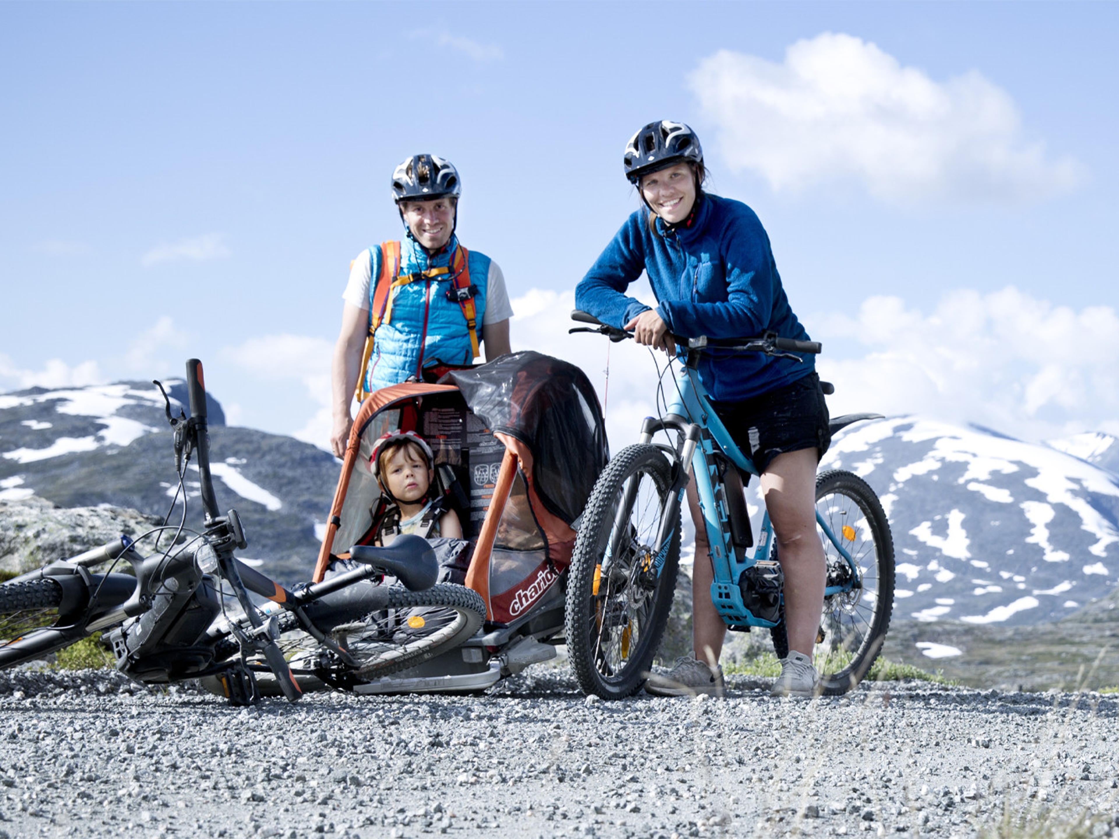 A family exploring Norway the green way on e-bikes from Hotel Aak