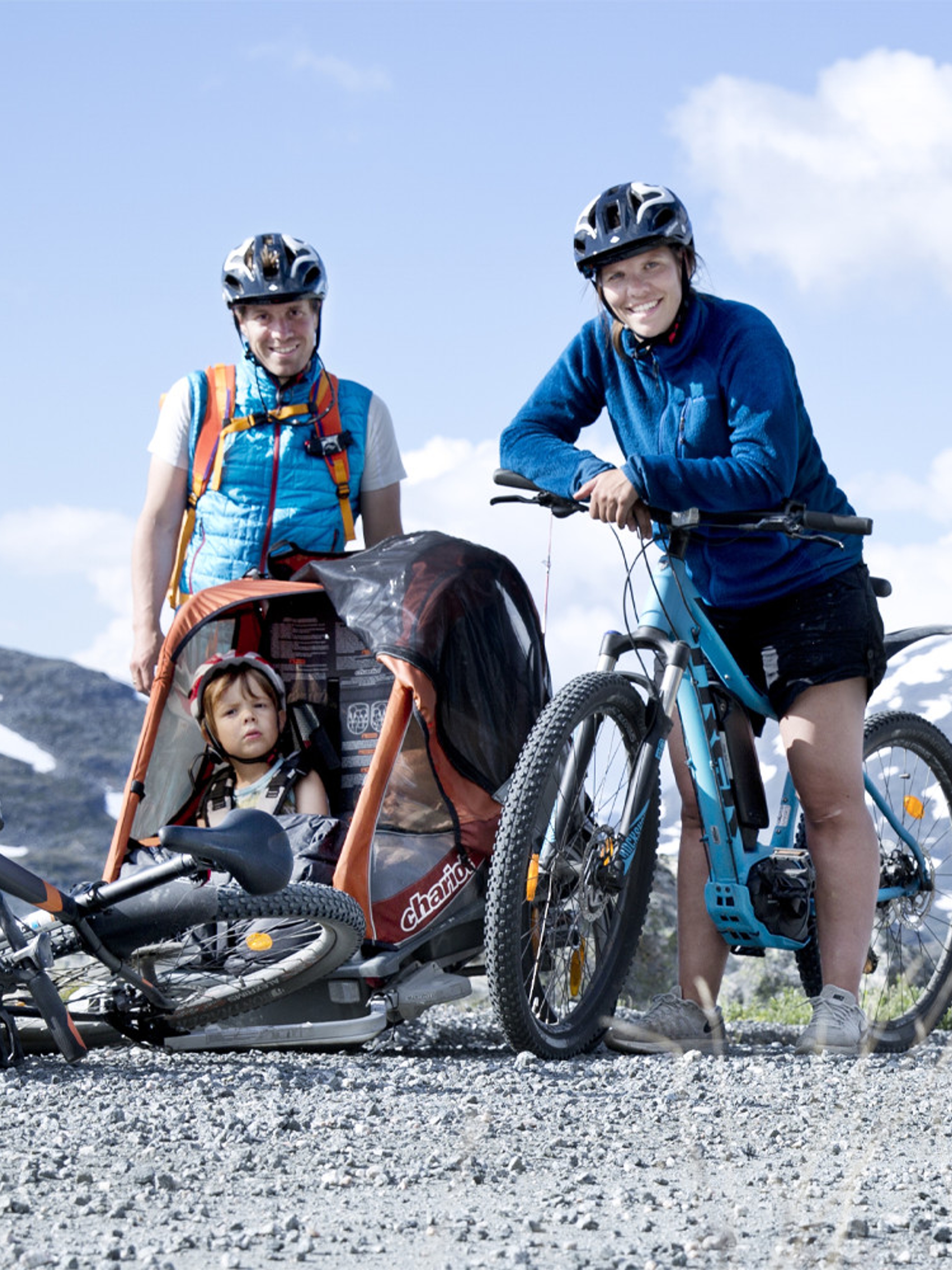 A family exploring Norway the green way on e-bikes from Hotel Aak