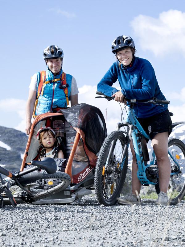 A family exploring Norway the green way on e-bikes from Hotel Aak