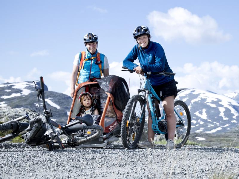 A family exploring Norway the green way on e-bikes from Hotel Aak