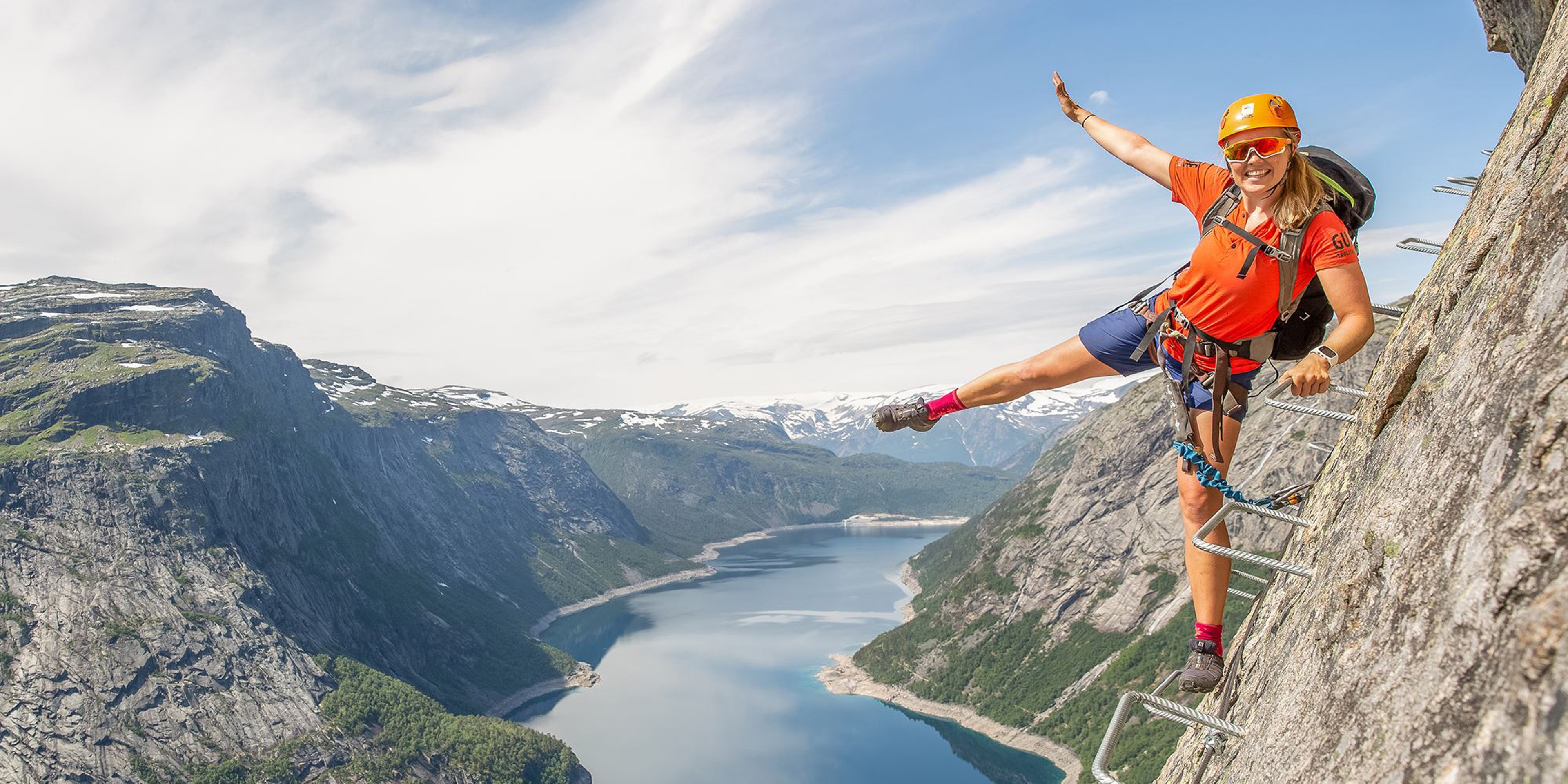 Aktiv norgesferie: Dame klatrer Trolltunga via ferrata på Vestlandet