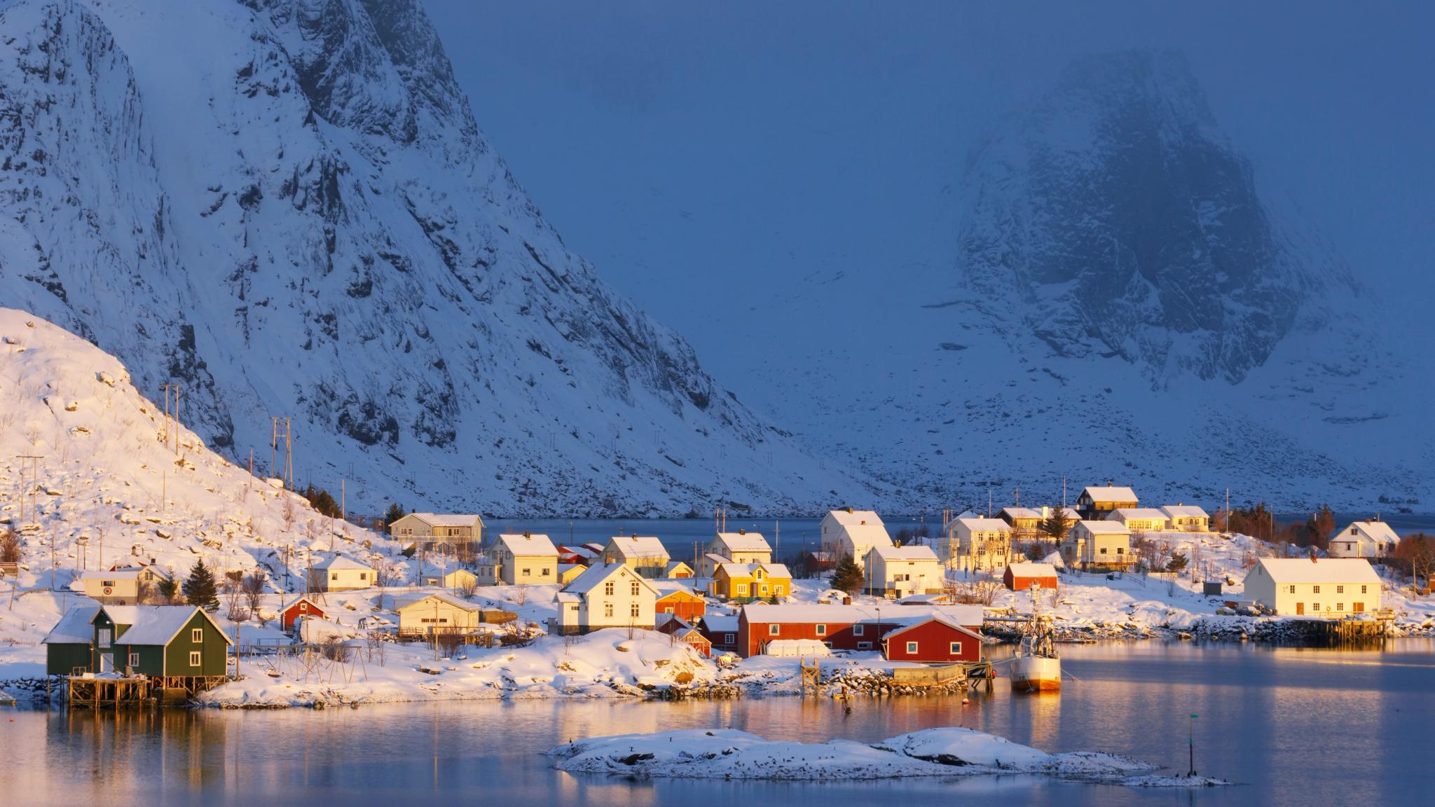 Villaggio di pescatori innevato a Moskenes alle Lofoten, Norvegia settentrionale