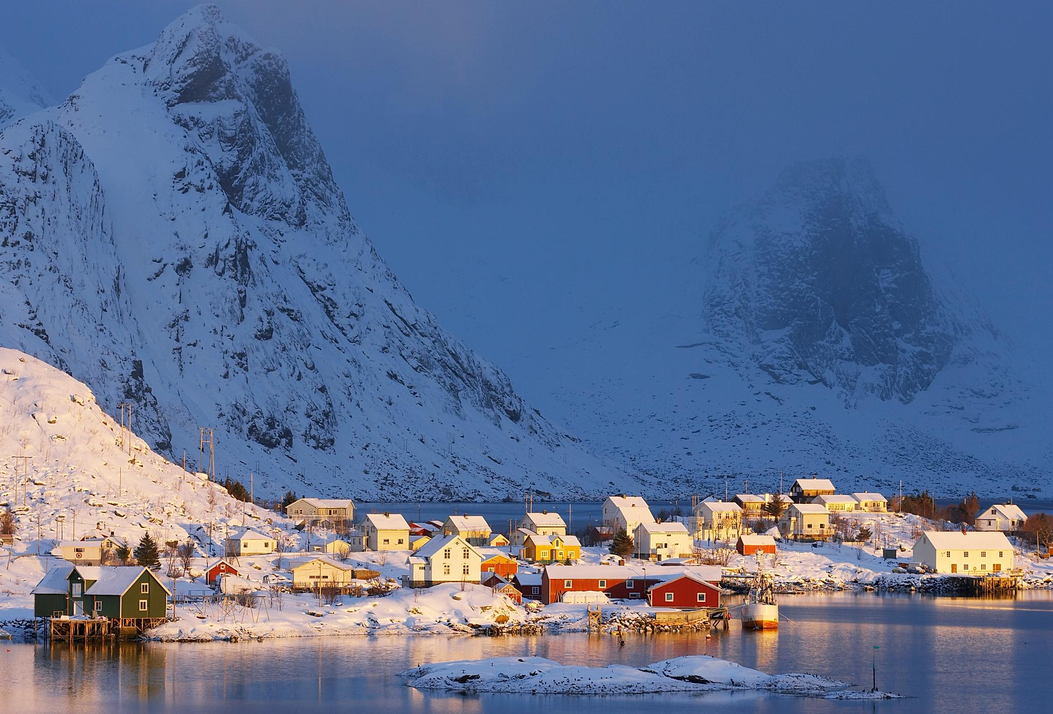 Fiskelandsbyen Moskenes i Lofoten i Nord-Norge dekket av snø