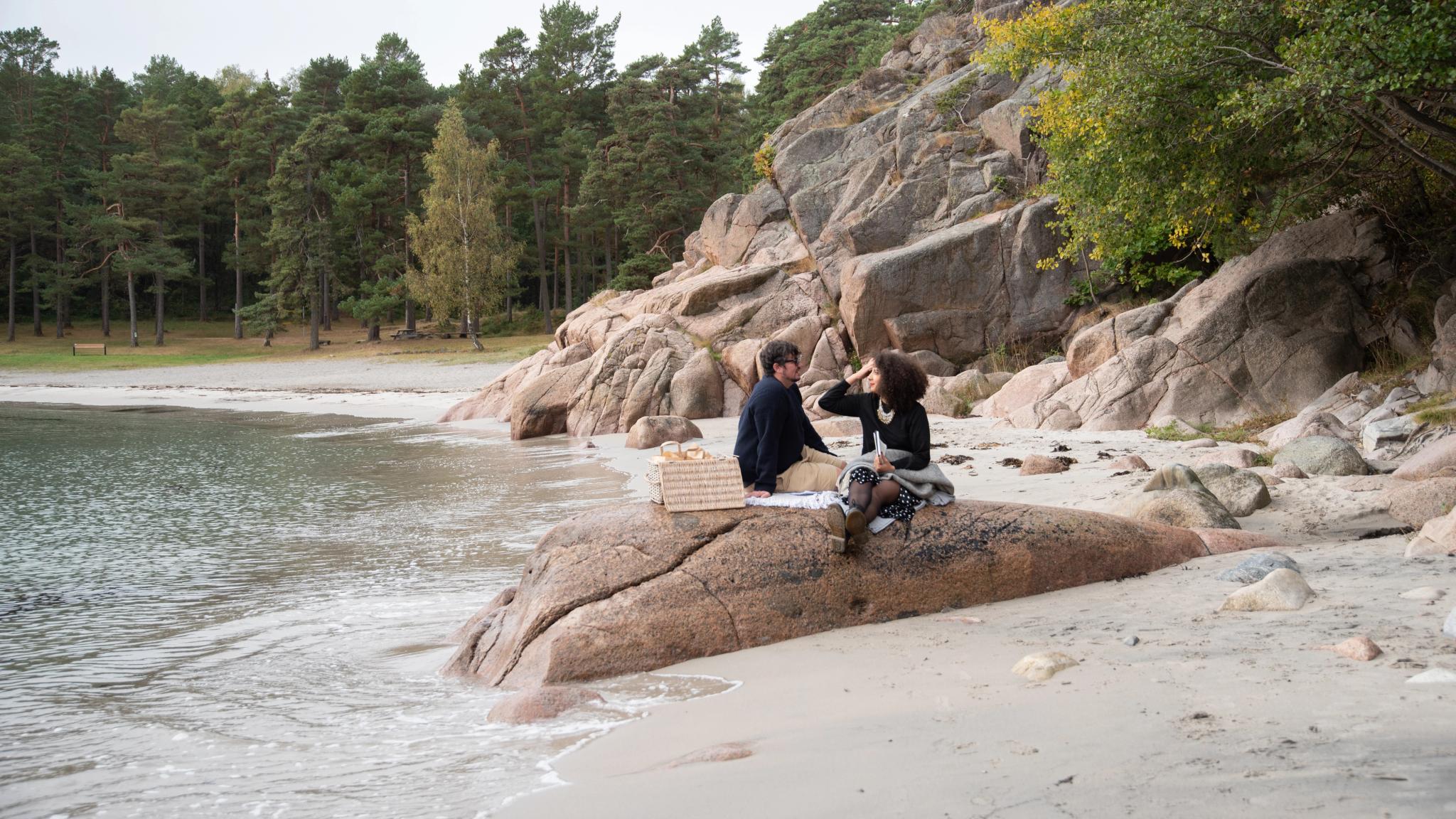 Kjærestepar på svabergene på Sørlandet