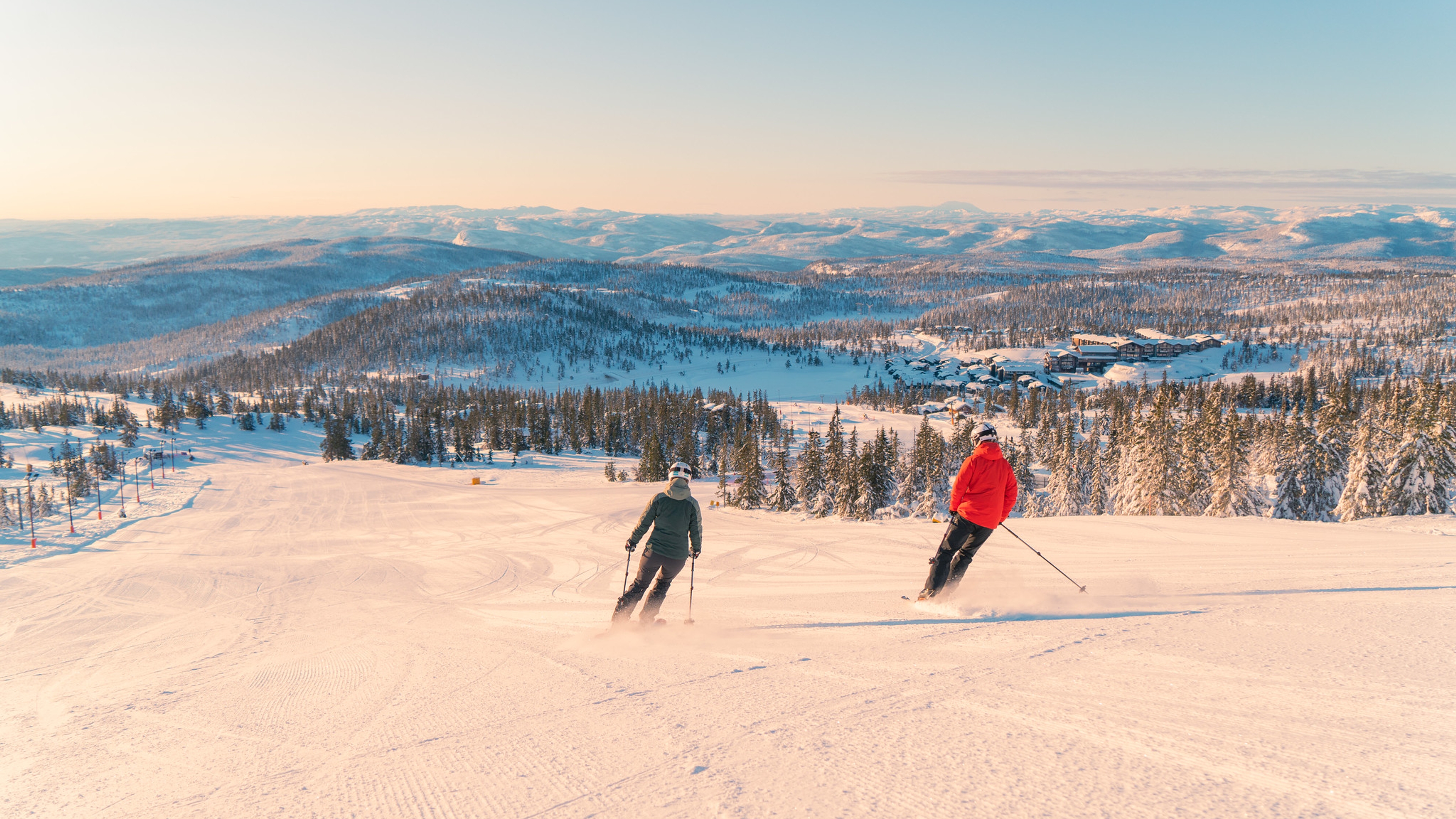 Two people skiing in Norefjell