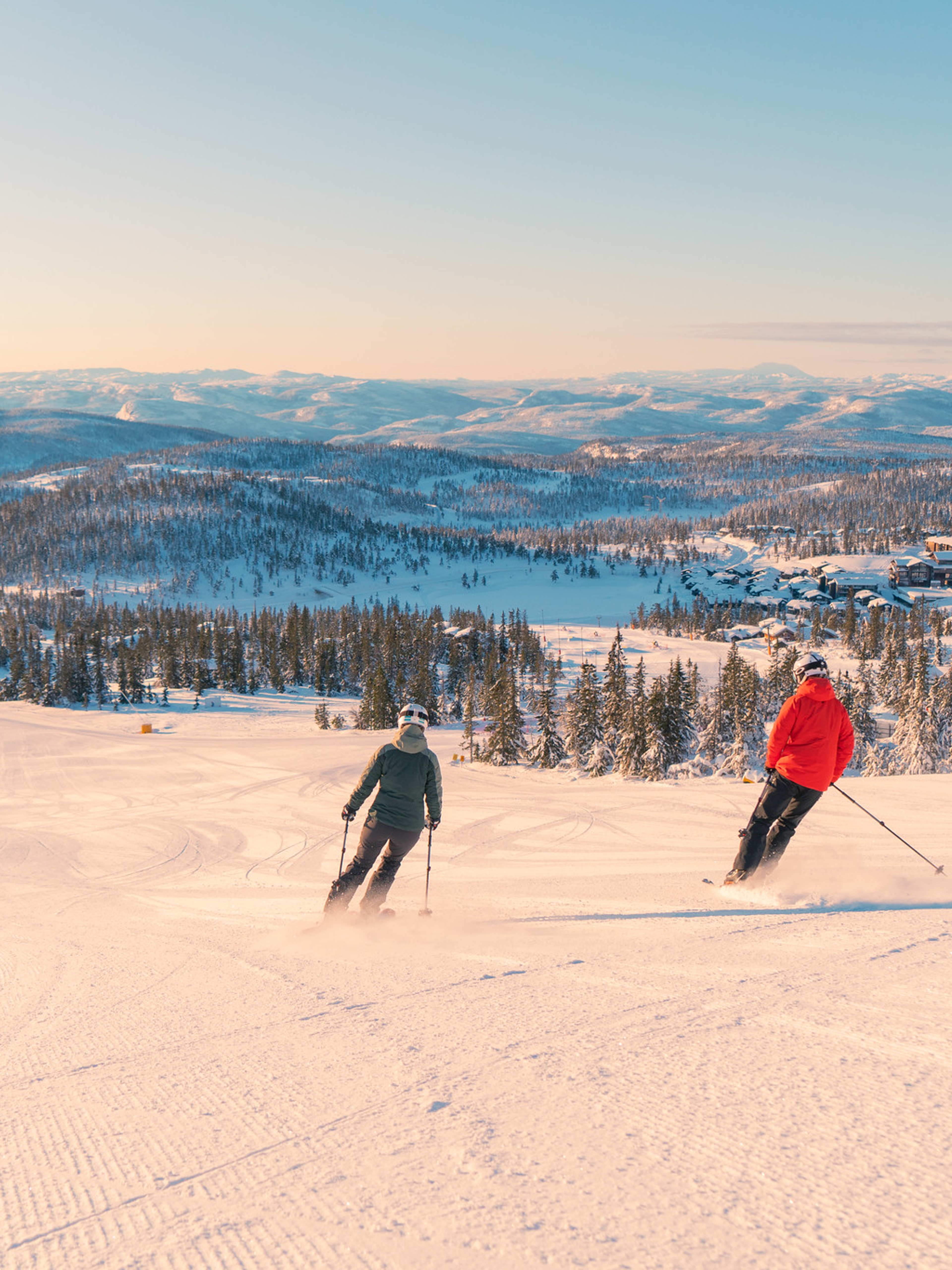 Two people skiing in Norefjell