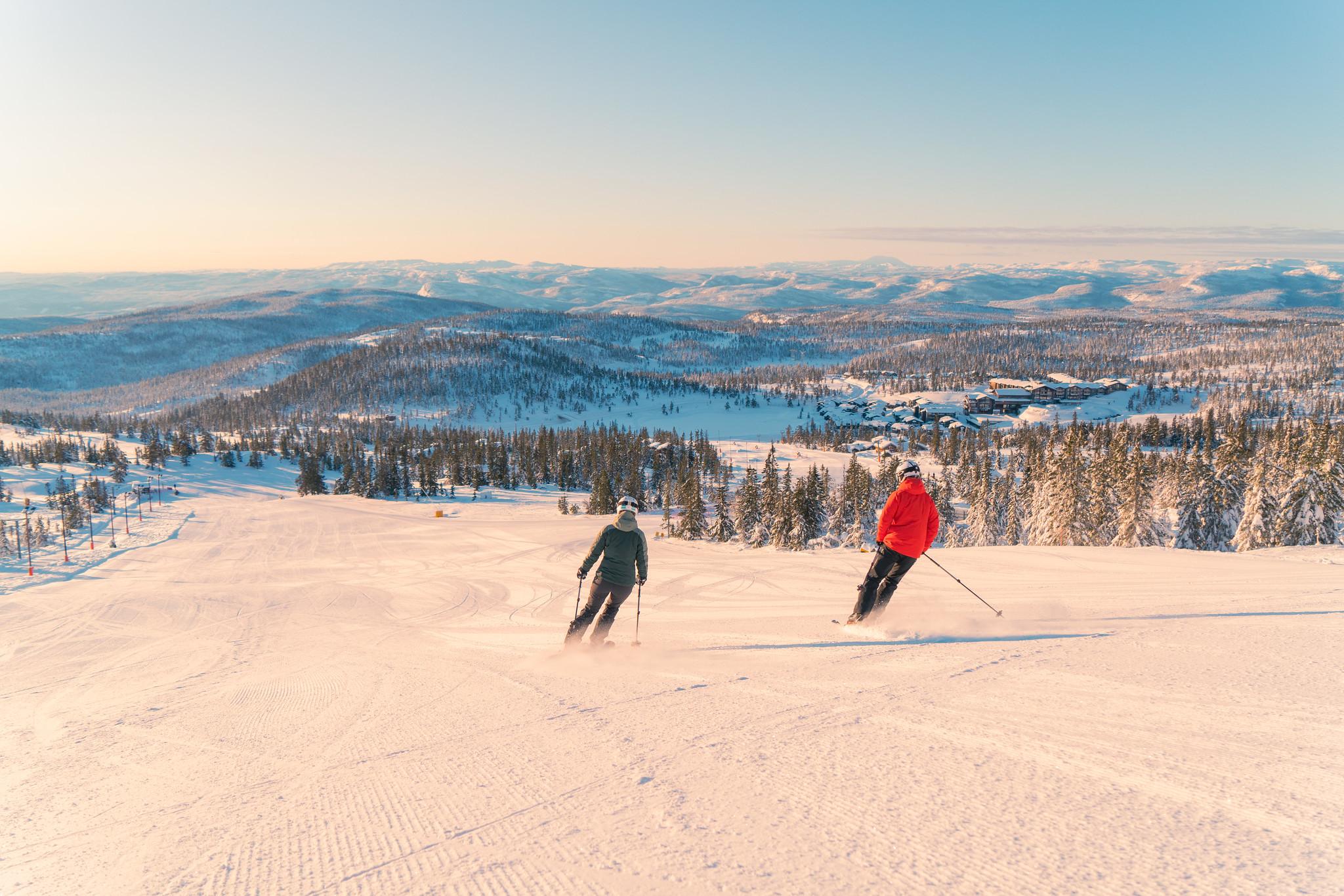 Two people skiing in Norefjell