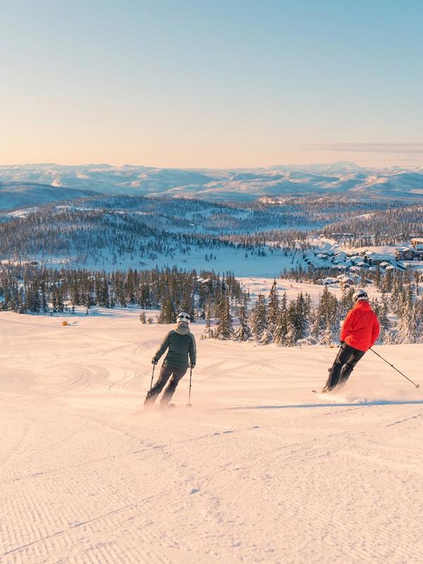 Two people skiing in Norefjell