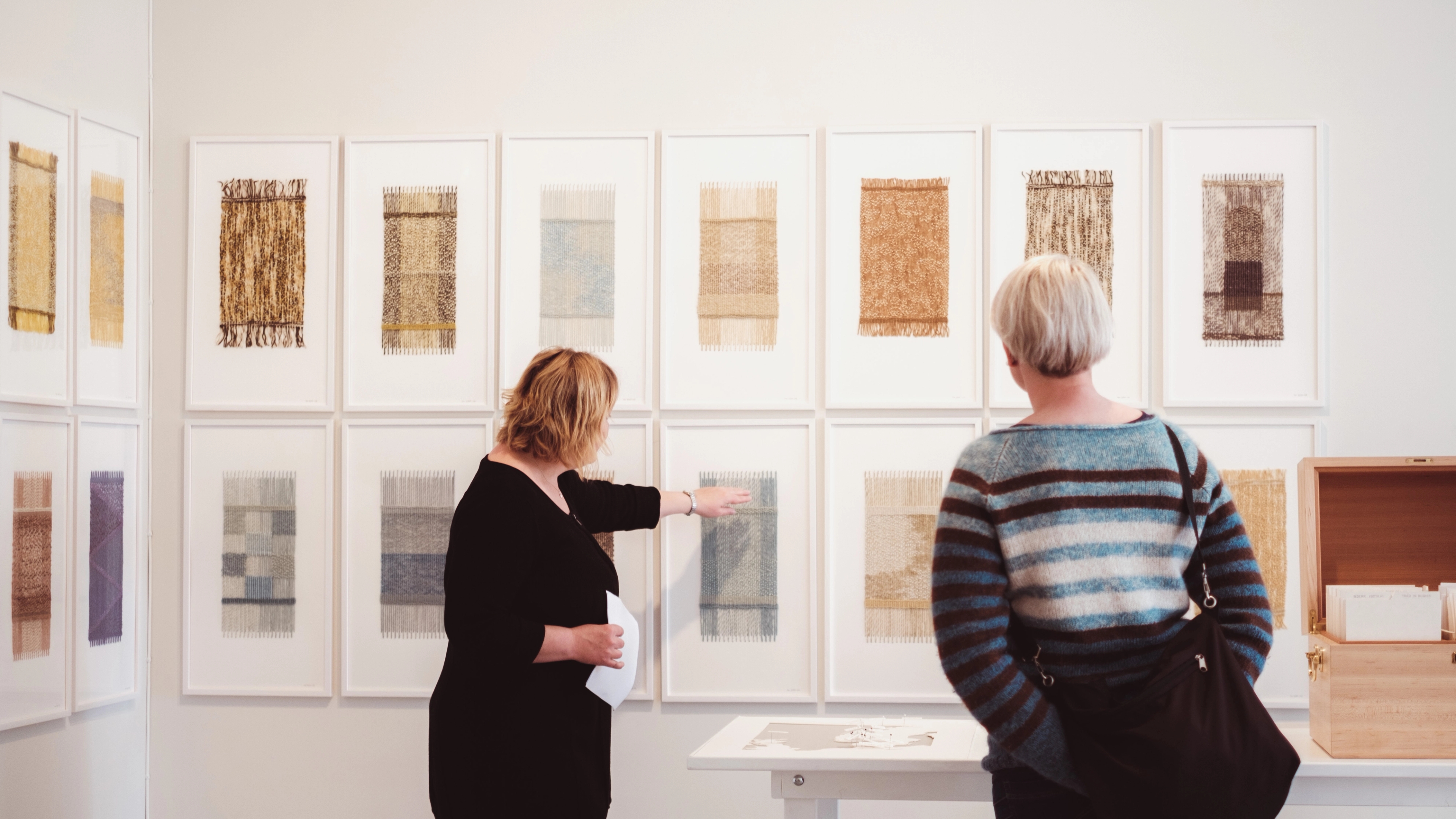 Folk ser på kunst på Østfold kunstsenter i Fredrikstad på Østlandet