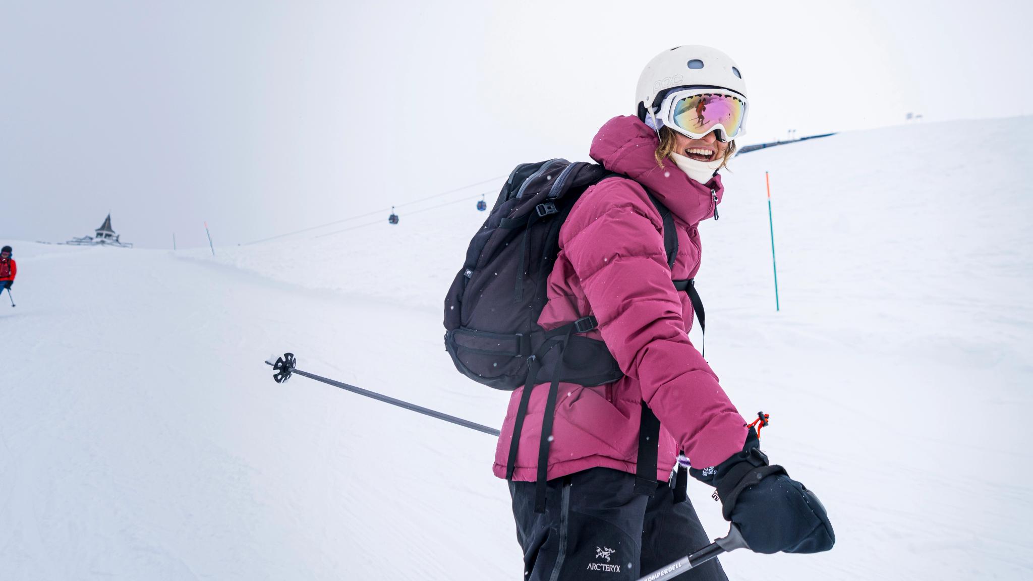 Woman skiing with Uteguiden at Strandafjellet ski resort