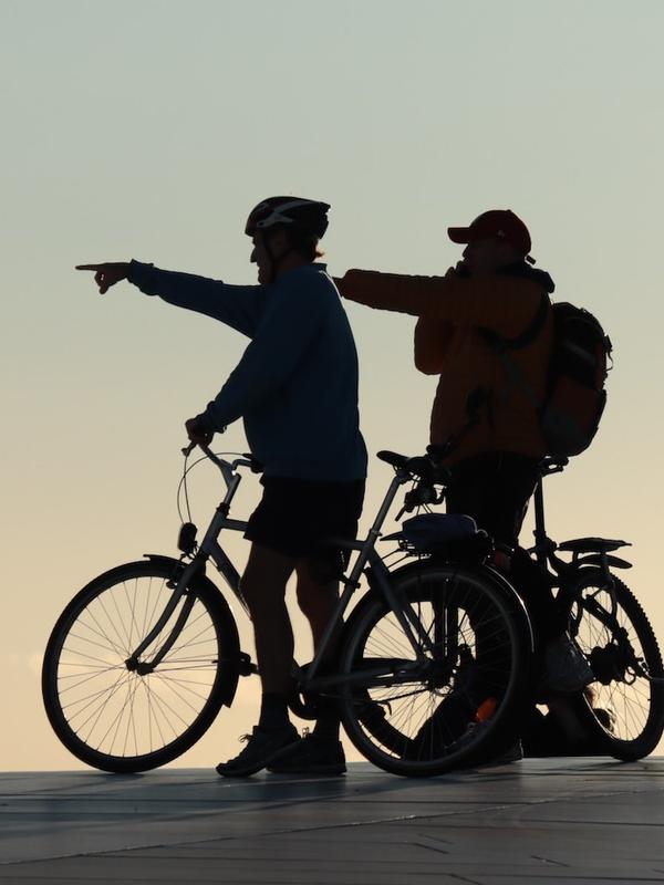 Two people biking in Oslo