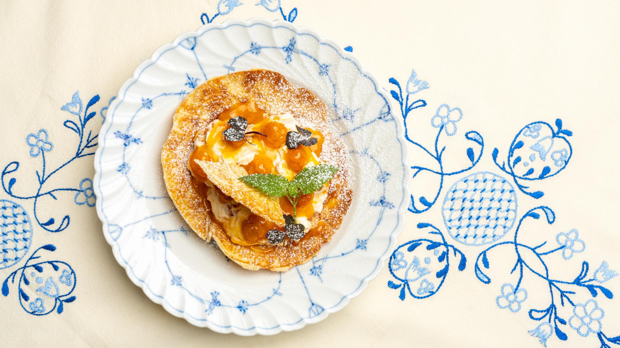 Shortbread with cloudberry cream