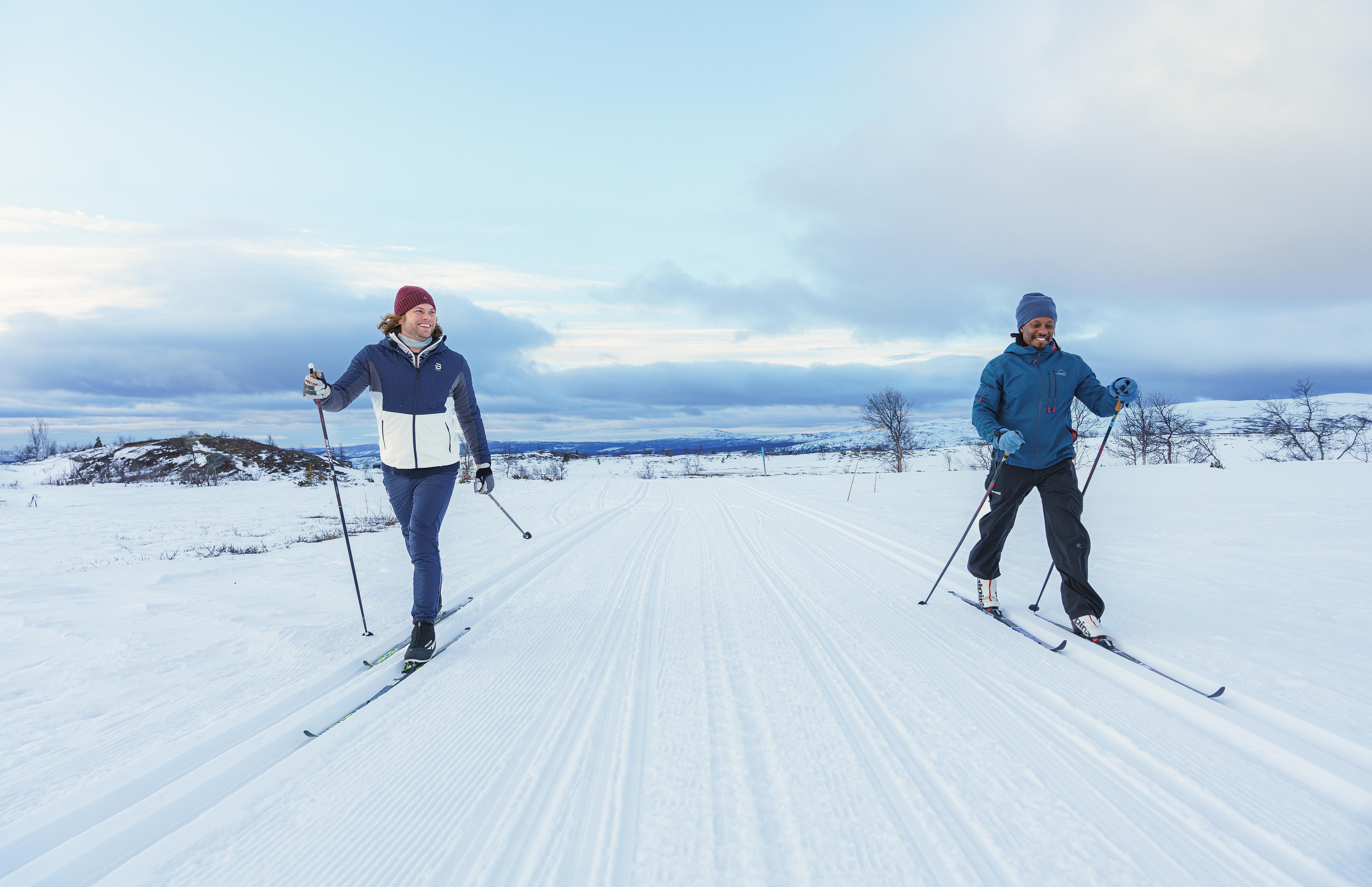 Two men are cross-country skiing a frosty morning in Beitostølen