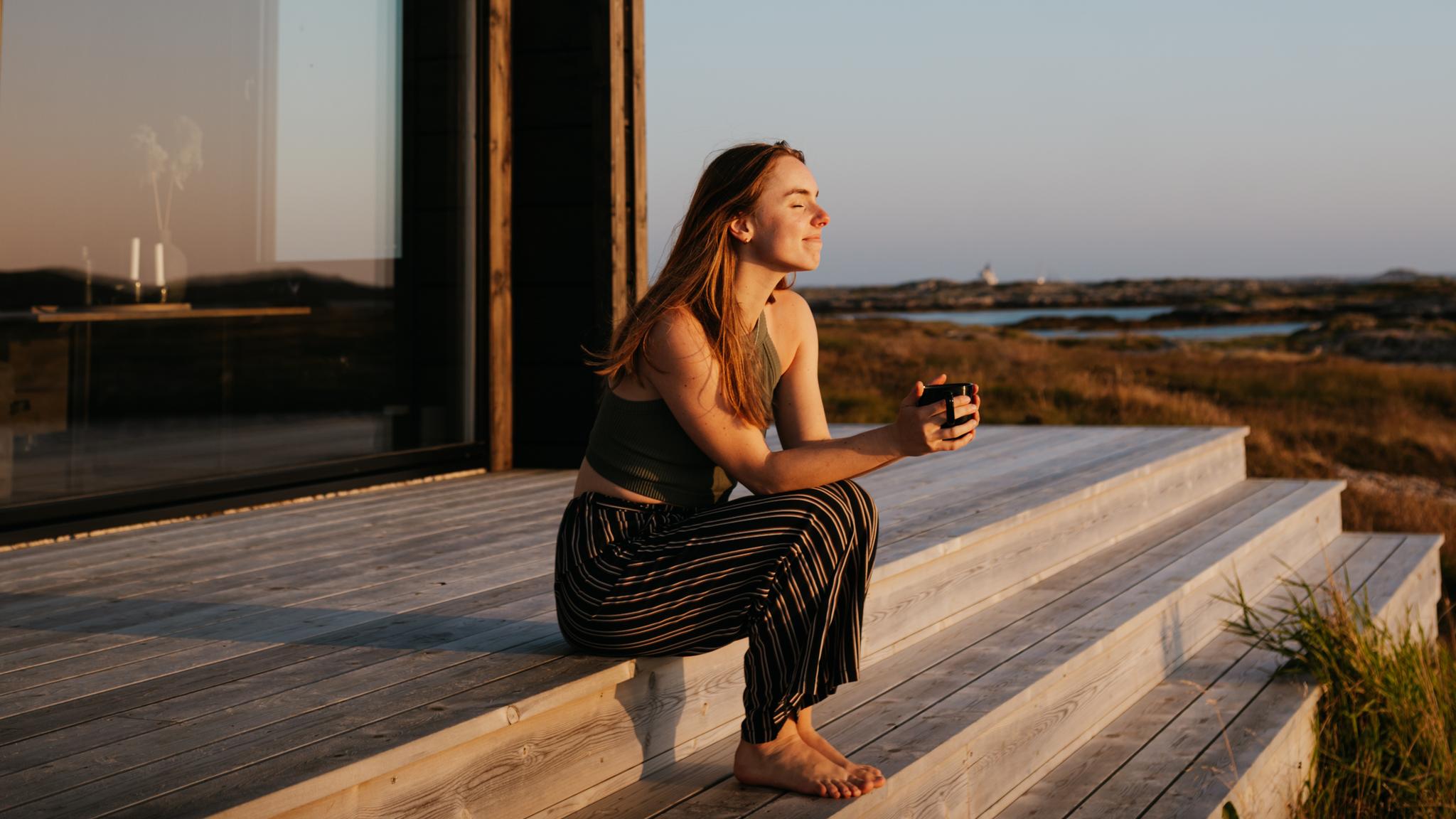 Kvinne slapper av på Sula Havglamping