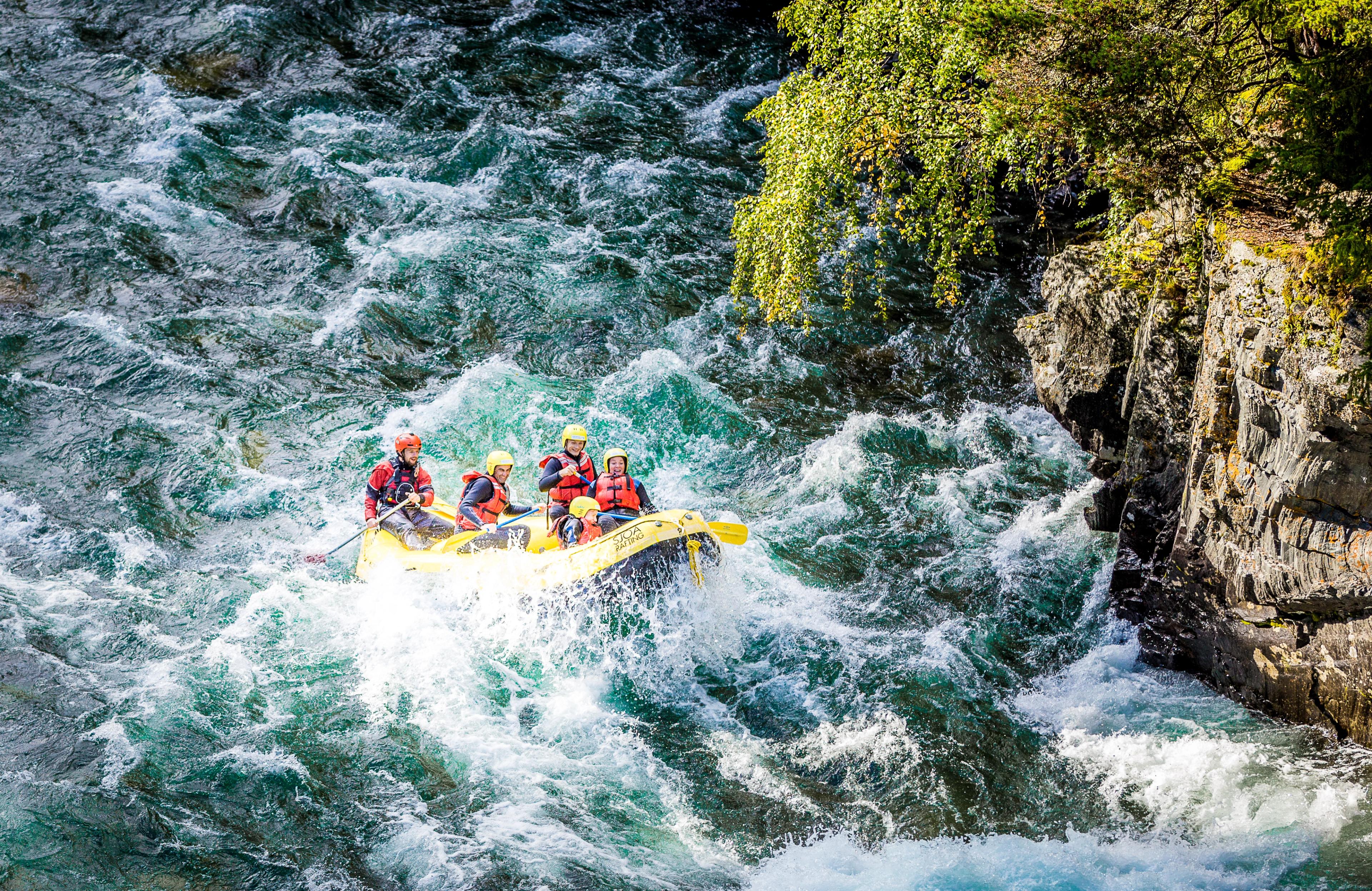 Een groep mensen aan het wildwaterraften op de Sjoa-rivier in de bergen van Jotunheimen in Oost-Noorwegen