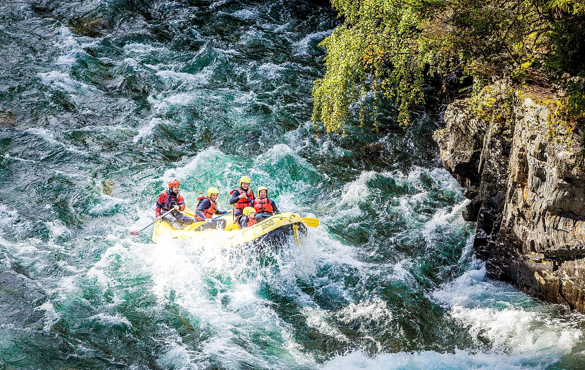En grupp människor gör forsränning i älven Sjoa i Jotunheimen i regionen Østlandet (östra Norge)