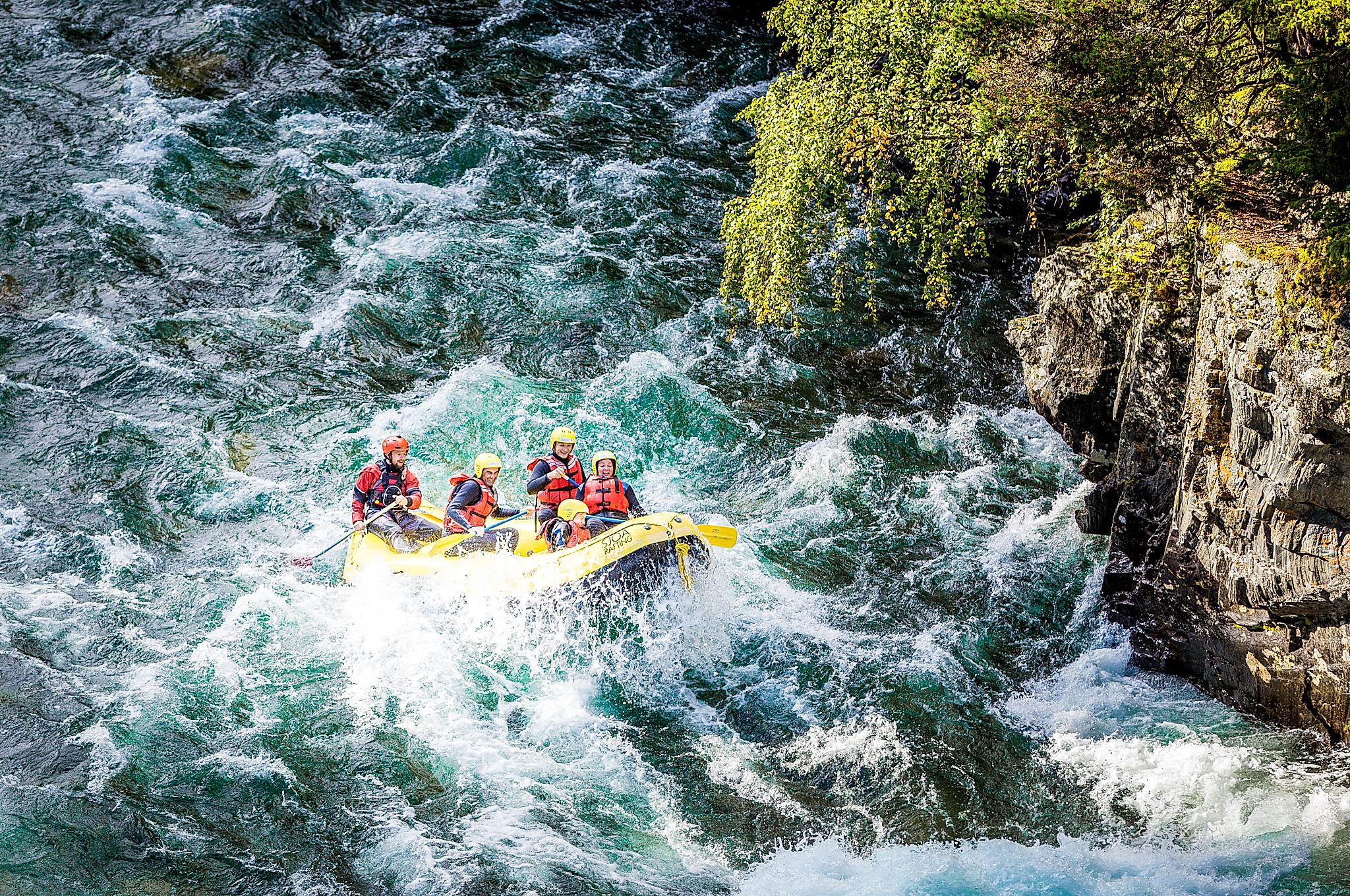 Eine Rafting-Gruppe im Fluss Sjoa in Jotunheimen