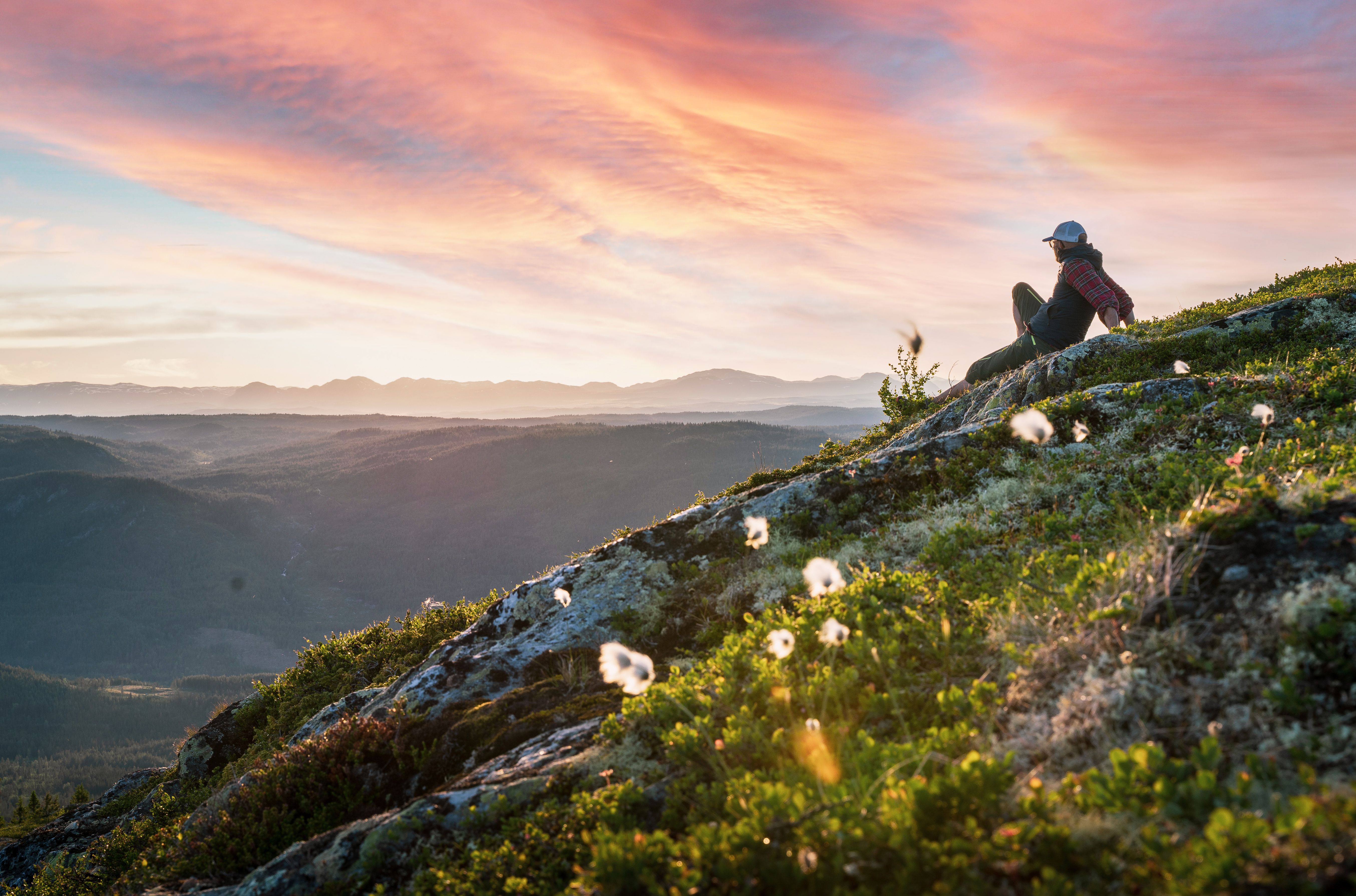 En fotturist som ser på utsikten fra Nesfjellet, Østlandet.