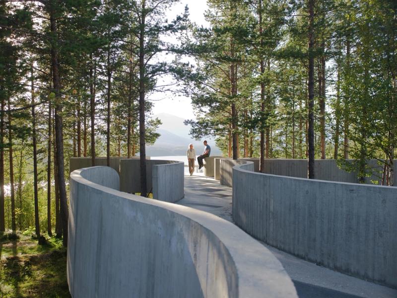 Two people at the tip of Sohlbergplassen viewpoint in Rondane, Eastern Norway.