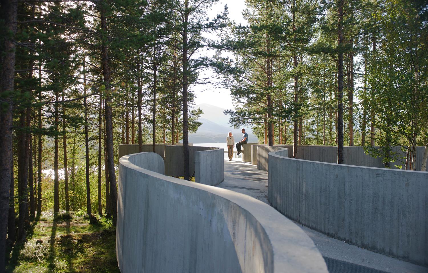 Two people at the tip of Sohlbergplassen viewpoint in Rondane, Eastern Norway.